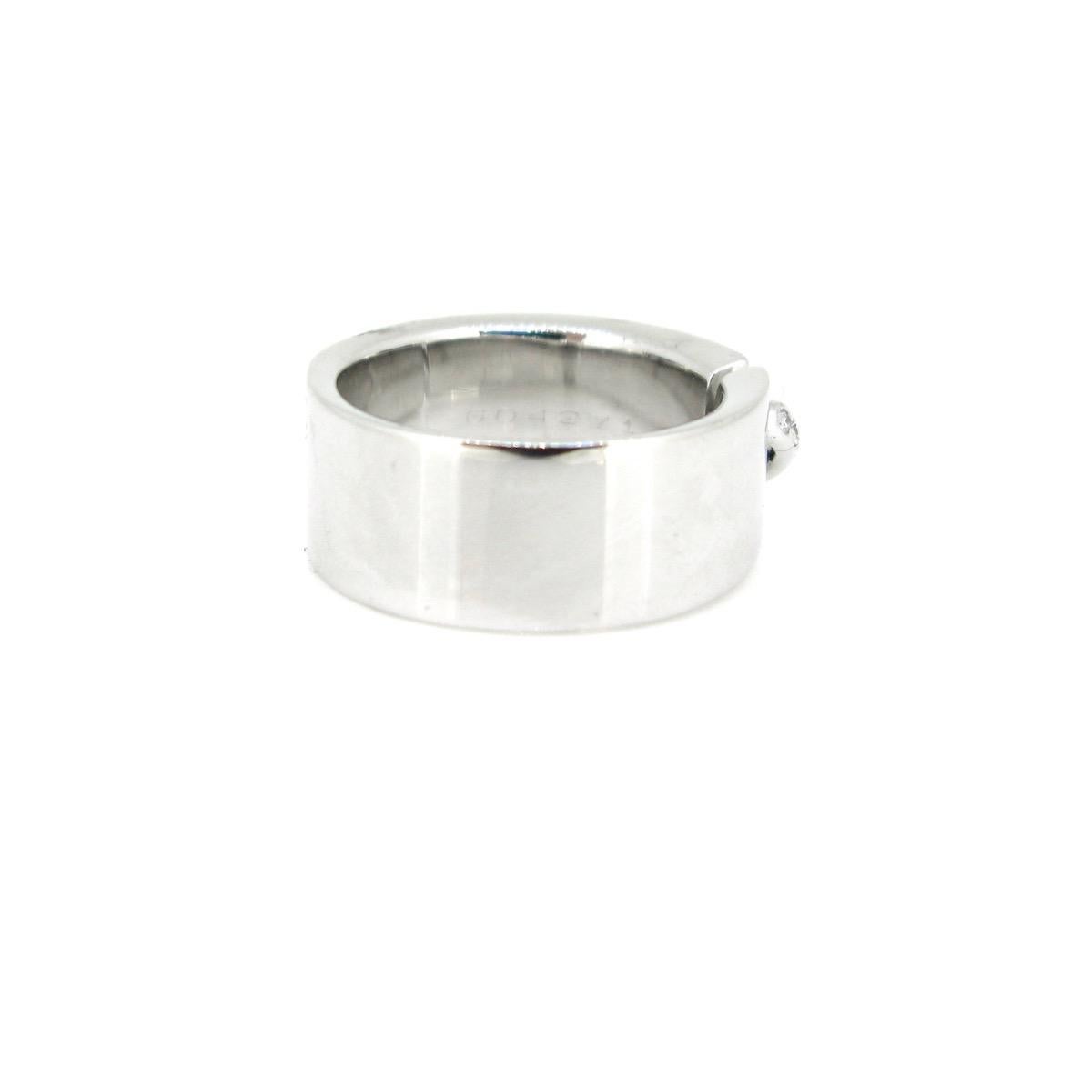 This beautiful band ring from Chaumet is made in 18kt gold. It is from the collection called “Lien”. It features a link with 6 small diamonds that links and closes the ring. “Lien” means “Link”; it is a thread that attaches two beings – this