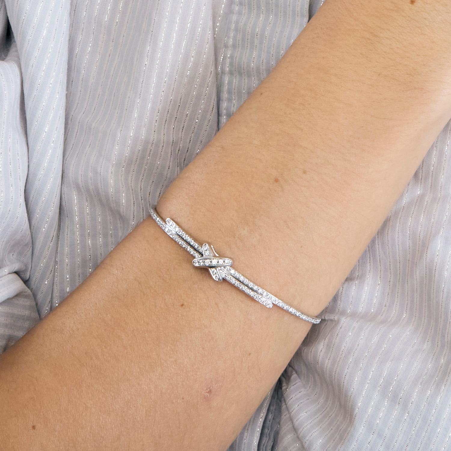 Chaumet Jeux de Liens bracelet, in 18k white gold and 92 brilliant-cut diamonds.
Condition: as new.
Size: 165 (medium).
Diamond weight : 0.90 carat (GVS + quality).
Total weight: 11.78 gr.
Design width : 0.8 cm.
French eagle's head mark.
Signed