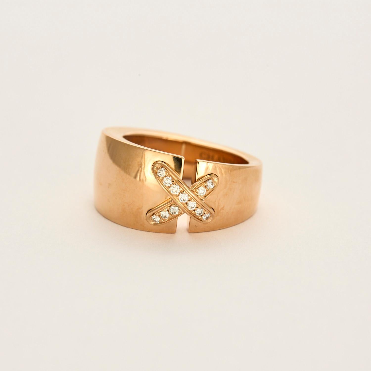 Chaumet ring from the Liens collection, in 18k rose gold and diamonds.
Condition: excellent.
Size: 55 (non modifiable).
Total weight: 11.47 gr.
Width: 1.1 cm.
Signed Chaumet and numbered.
Sold with its Chaumet case.