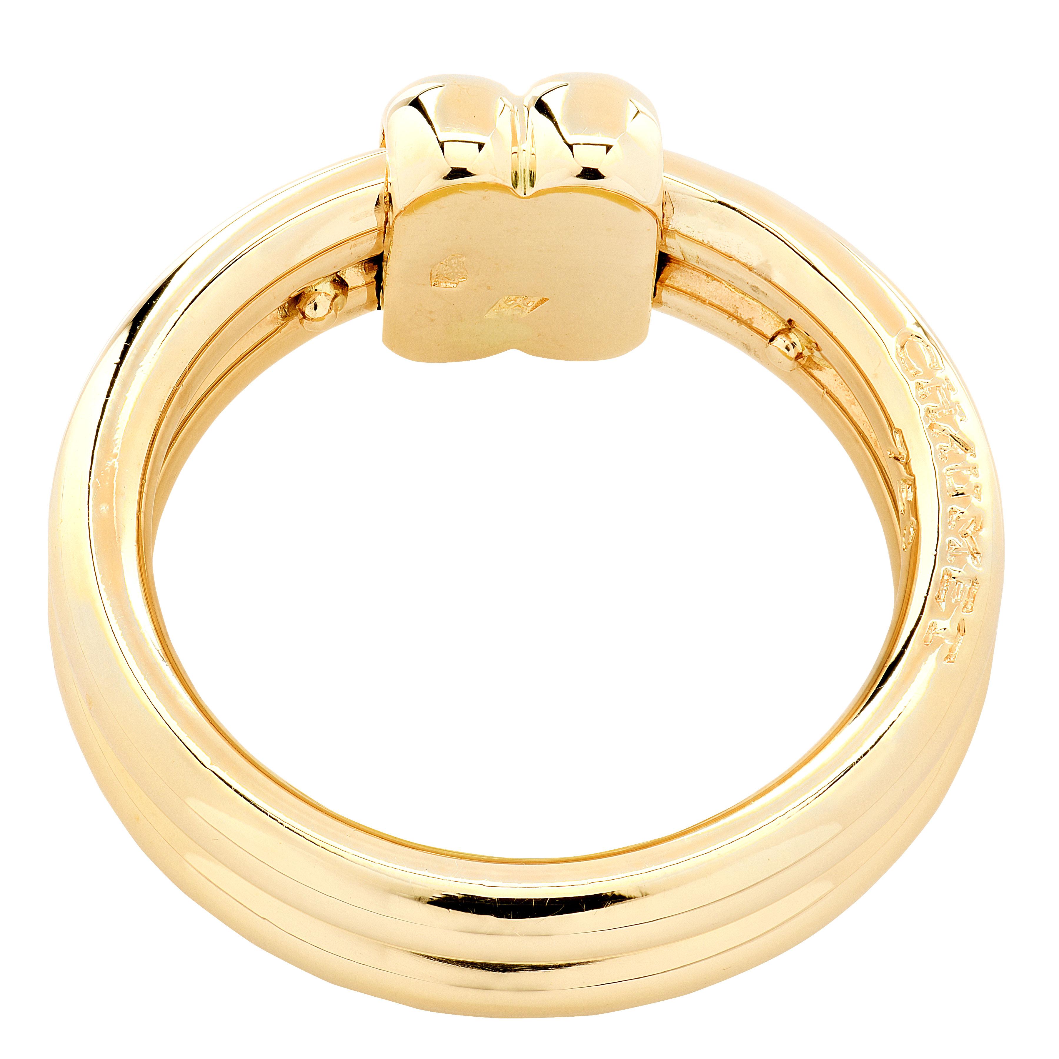 Questo elegante bracciale della stimata Maison Chaumet appartiene all'amata collezione Liens Séduction, una celebrazione del legame, dell'amore e del fascino senza tempo. Realizzato con maestria in oro giallo 18 carati, l'anello incarna la leggiadra