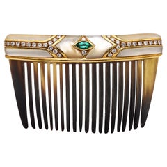 Chaumet London 1968 Hair Comb in 18kt Gold with 2.32ctw in Diamonds and Emerald