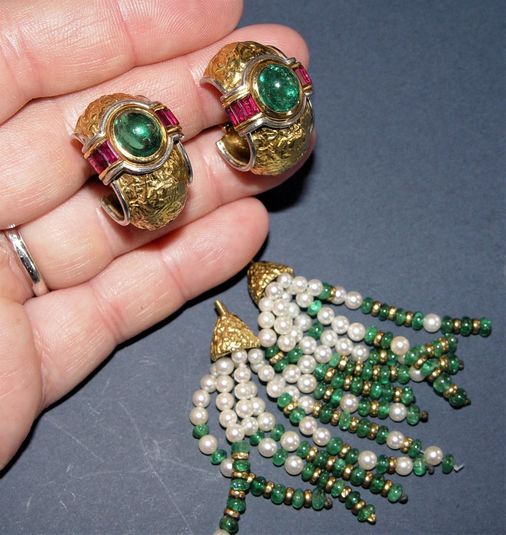 Boucles d'oreilles CHAUMET New York en émeraudes, rubis et perles 18 carats en vente 11