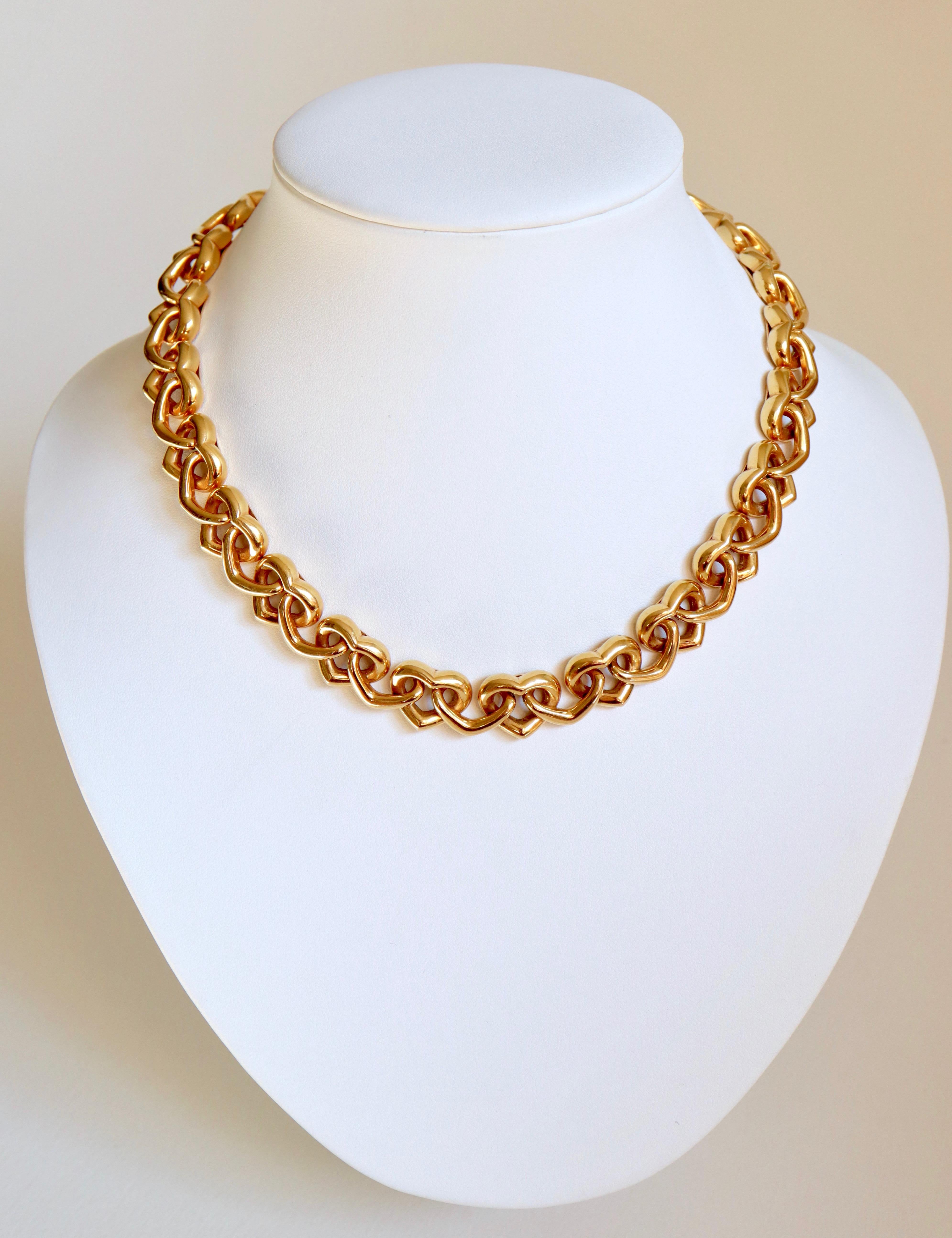 Chaumet Paris 18 Karat Yellow Gold Heart Necklace For Sale 6