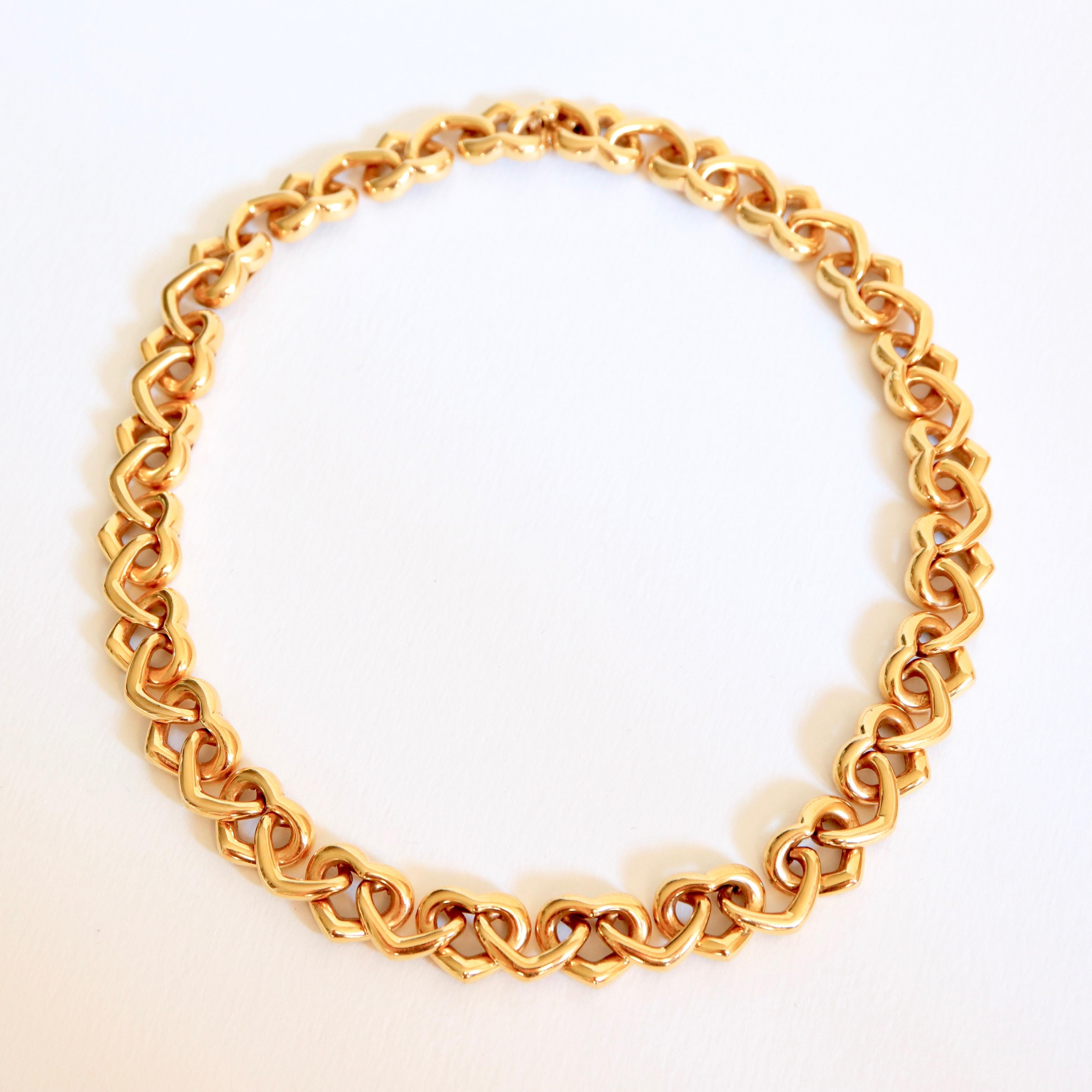 Chaumet Paris Herz-Halskette aus 18 Karat Gelbgold im Angebot 1
