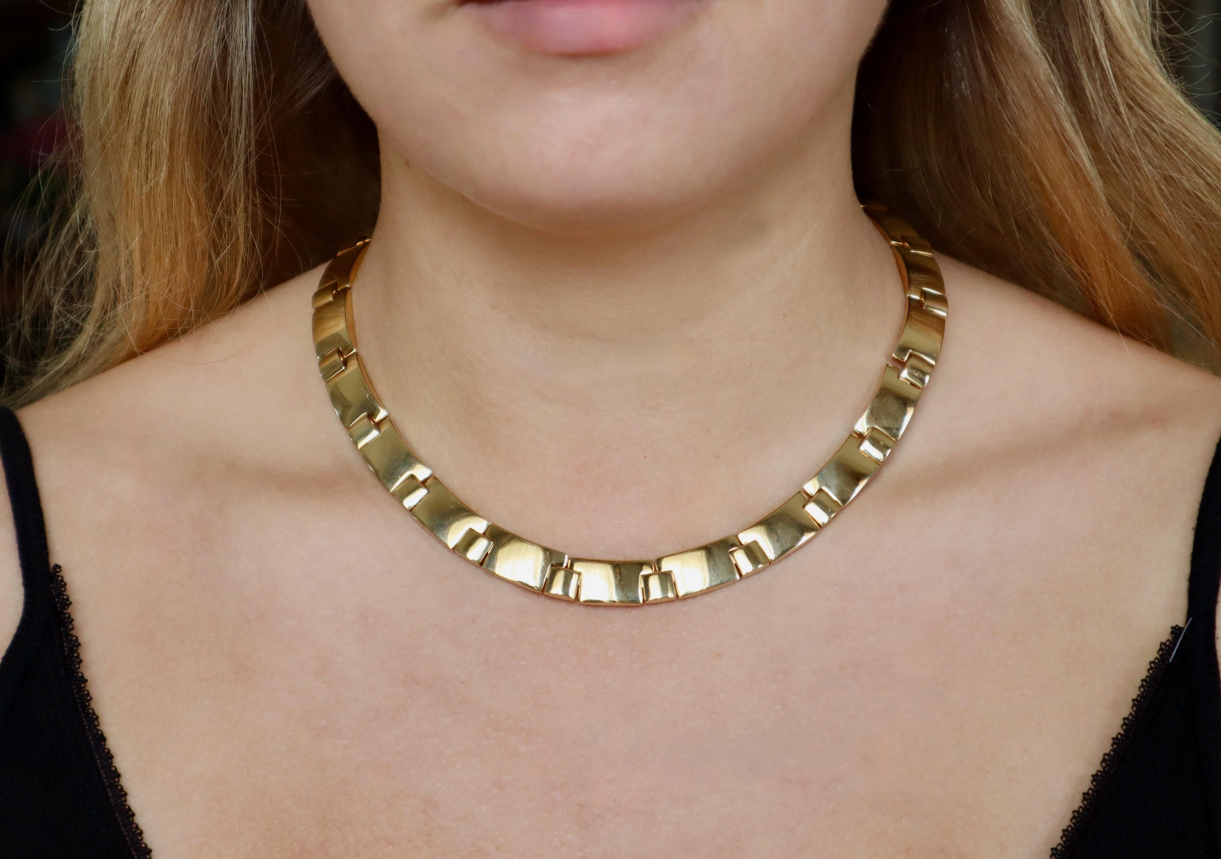 Collana CHAUMET in oro giallo 18 carati con un motivo di piastre geometriche articolate. 
Firmato Chaumet Paris e numerato 
Chiusura di sicurezza
Lunghezza: 37 cm Diametro: 12 cm Larghezza: 9 mm
Peso dell'oro: 78,8 g