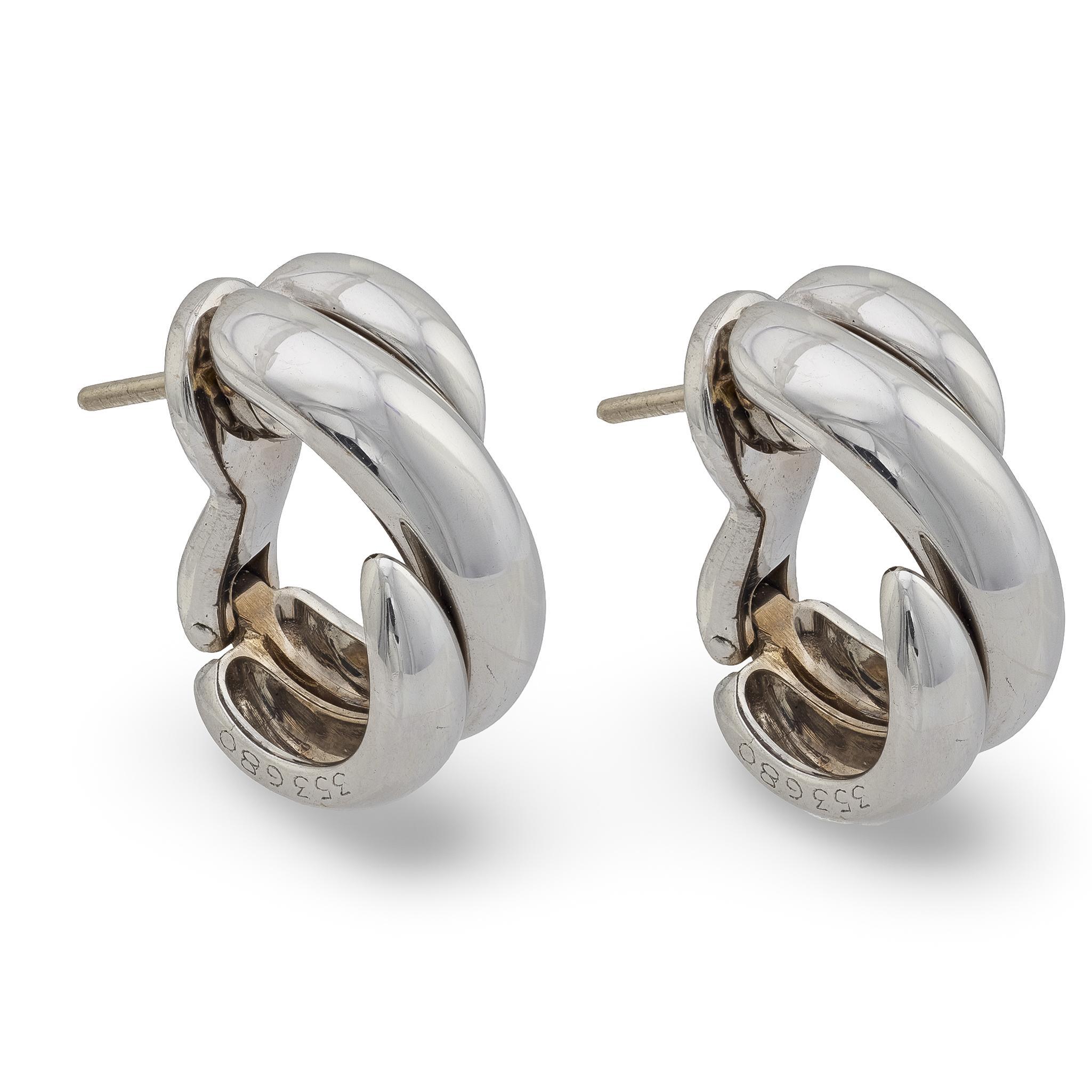 Diese alten Chaumet Paris-Ohrringe aus den 1980er Jahren sind aus 18 Karat Weißgold gefertigt und mit einem auffälligen Kreuzmotiv versehen. Sie sind signiert und fein ausgearbeitet und verkörpern französische Eleganz und raffiniertes Design.