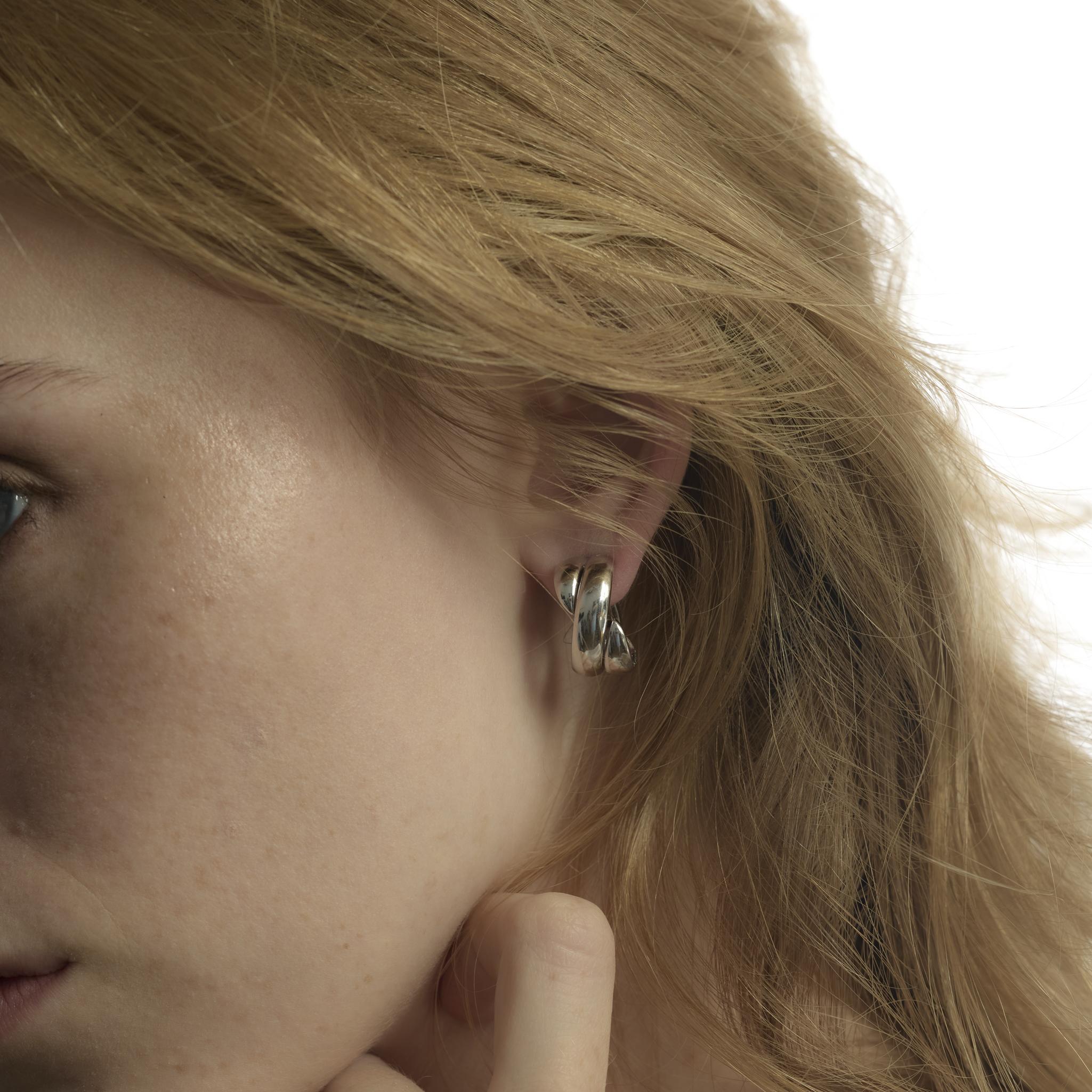 Chaumet Paris 18k Gelbgold Kreuzring-Ohrringe im Zustand „Gut“ im Angebot in Beverly Hills, CA