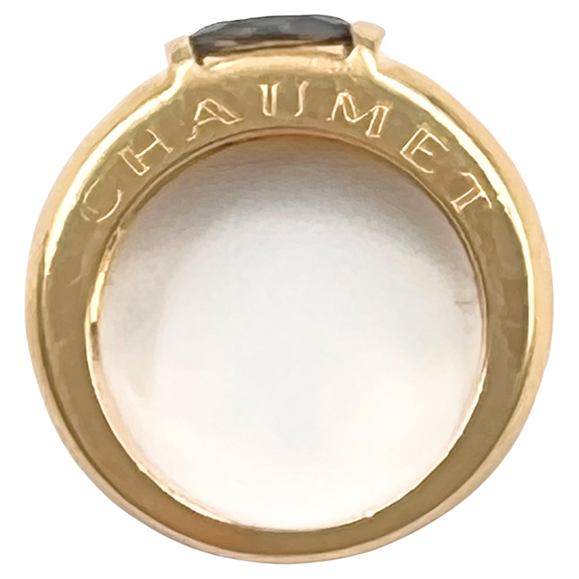 Chaumet Paris Ring aus 18 Karat Gelbgold, besetzt mit einem zentralen, ovalen, facettierten Iolithen in einem satten Violettblau mit einem Gewicht von ca. 0,84 Karat.  Poliertes 6,3 mm breites Band, das sich nach unten auf 4,2 mm verjüngt.  Signiert