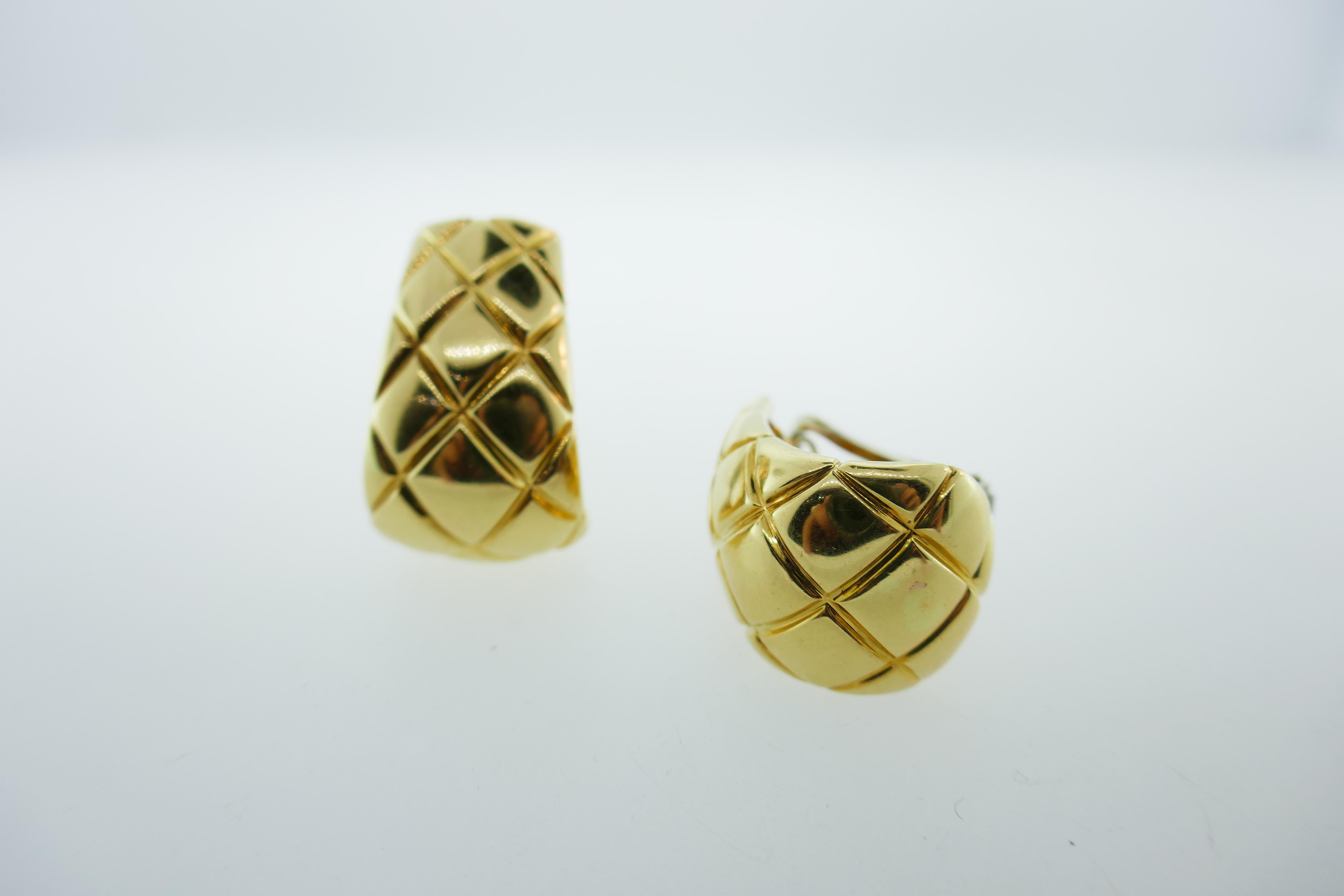 Super groovy pair of quilted 18k yellow gold hoop earrings from the formidable French house; perfect addition to any outfit!

Weight: 24.7 grams 

Dimensions: 5/8