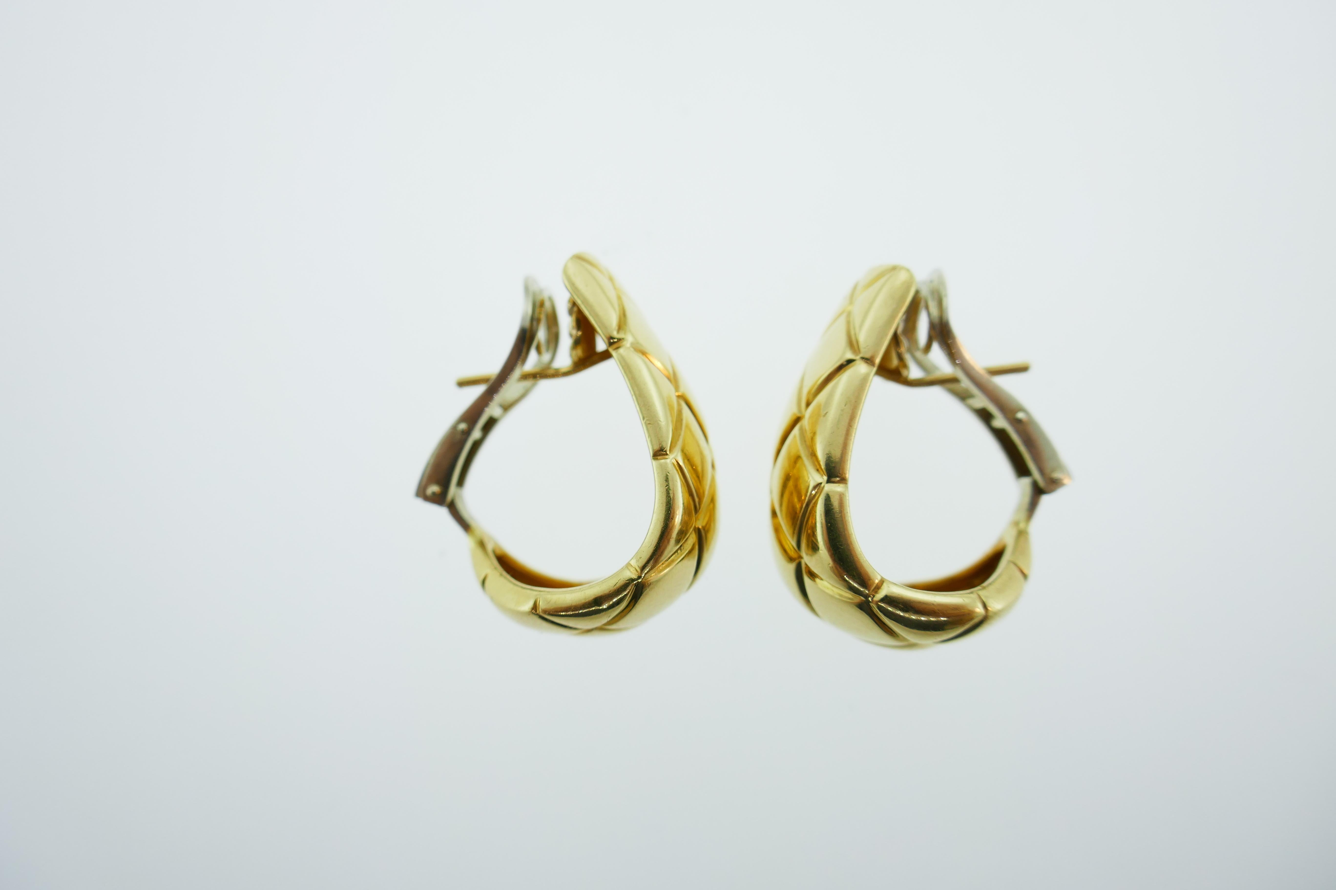 Chaumet Paris 18 Karat Yellow Gold Quilted Hoop Earrings, circa 1980s 2