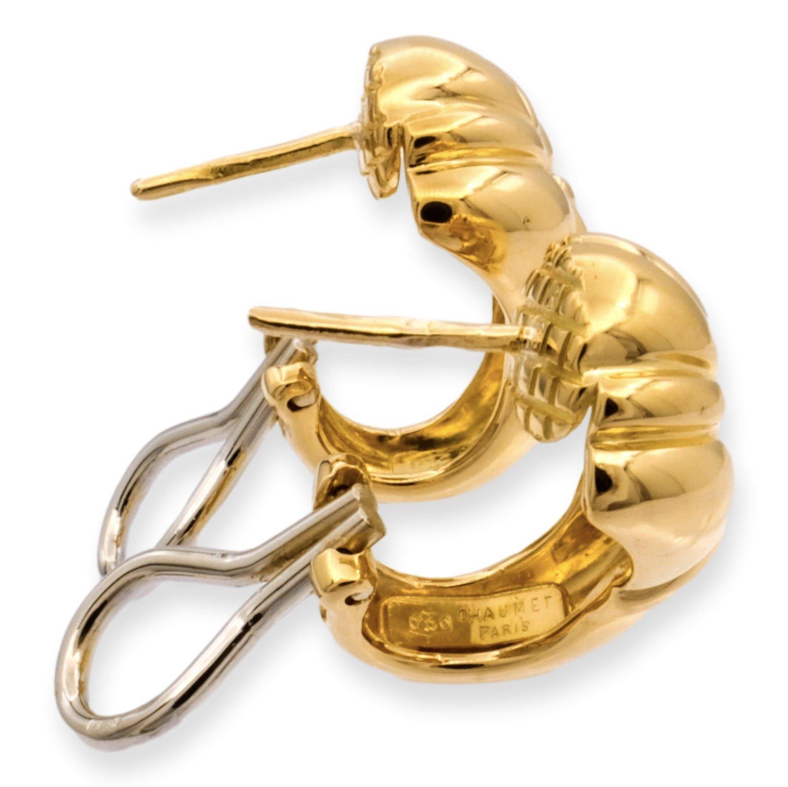 Une paire de boucles d'oreilles classique signée par CHAUMET, finement réalisée en or jaune 18 carats poli, dans un design épais avec des attaches à clip oméga et des poteaux. ( Les messages peuvent être supprimés sur demande). Les boucles