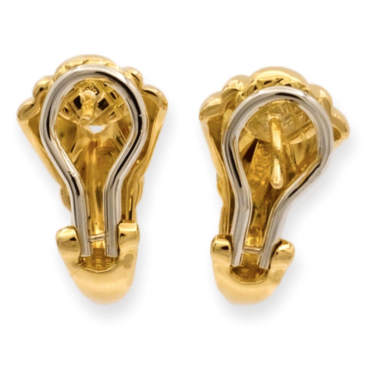Chaumet Paris 18K Yellow Quilted Gold Clip Earrings In Excellent Condition For Sale In New York, NY