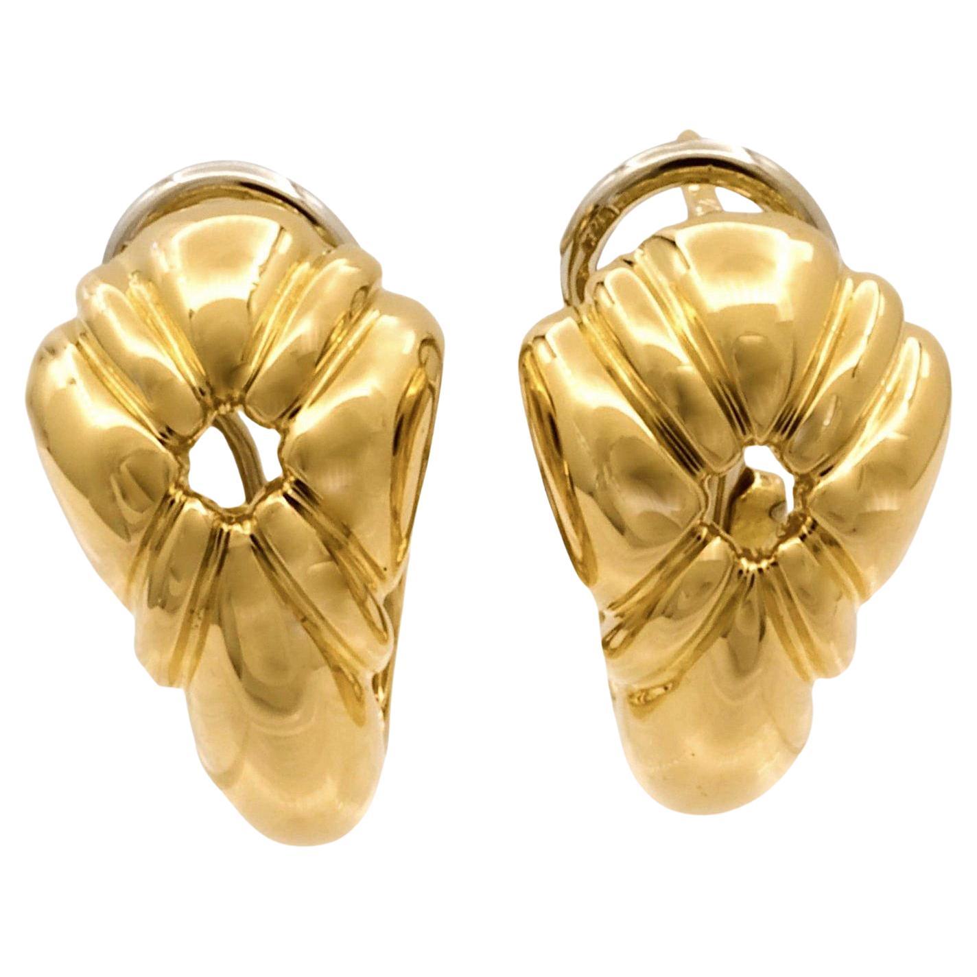 Chaumet Paris 18K Yellow Quilted Gold Clip Earrings For Sale