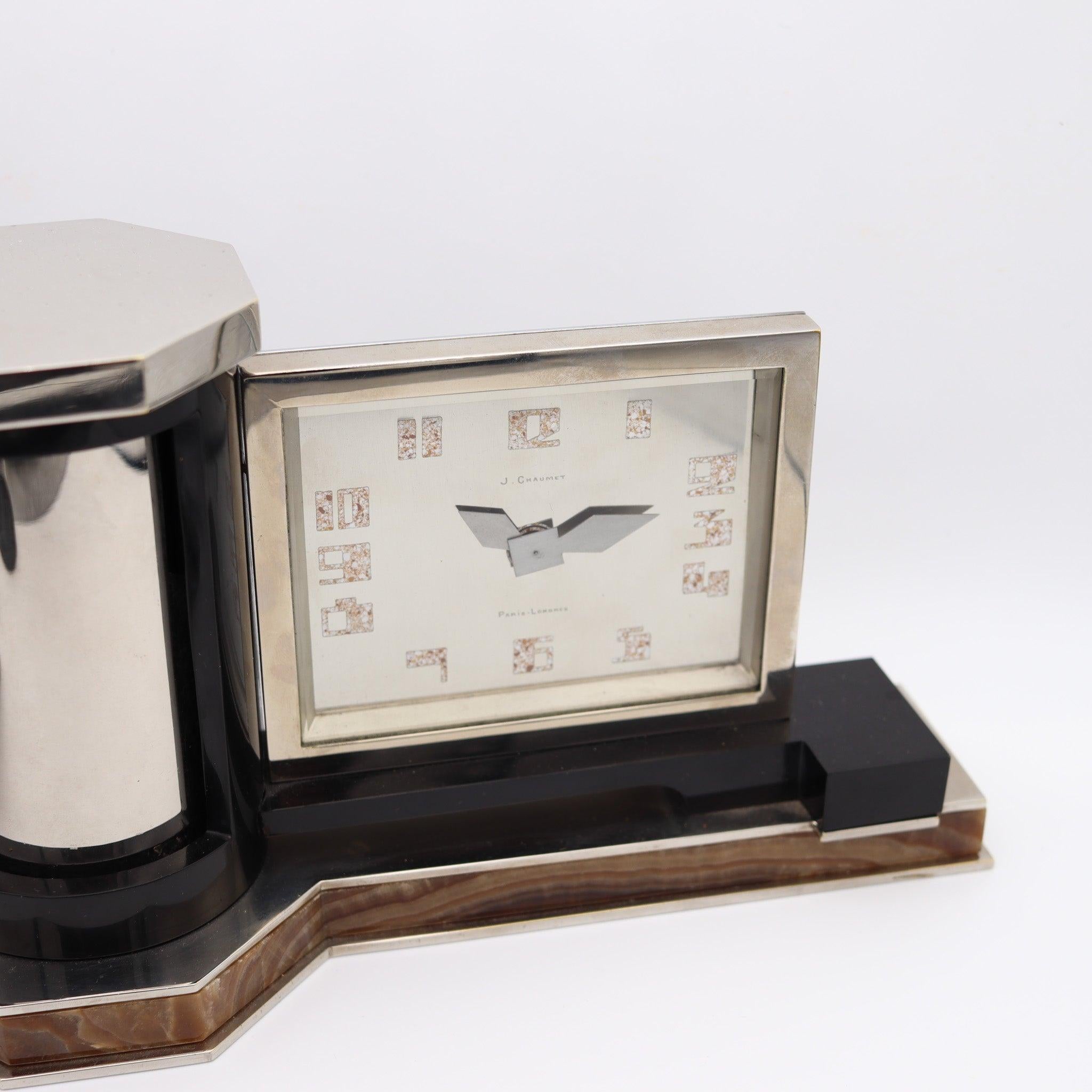 Horloge de bureau géométrique conçue par Jacques Chaumet.

Il s'agit d'une horloge de bureau extrêmement rare, créée pendant la période art-déco à Paris en France par la maison de joaillerie Chaumet, en 1925. Cette magnifique horloge de bureau a été