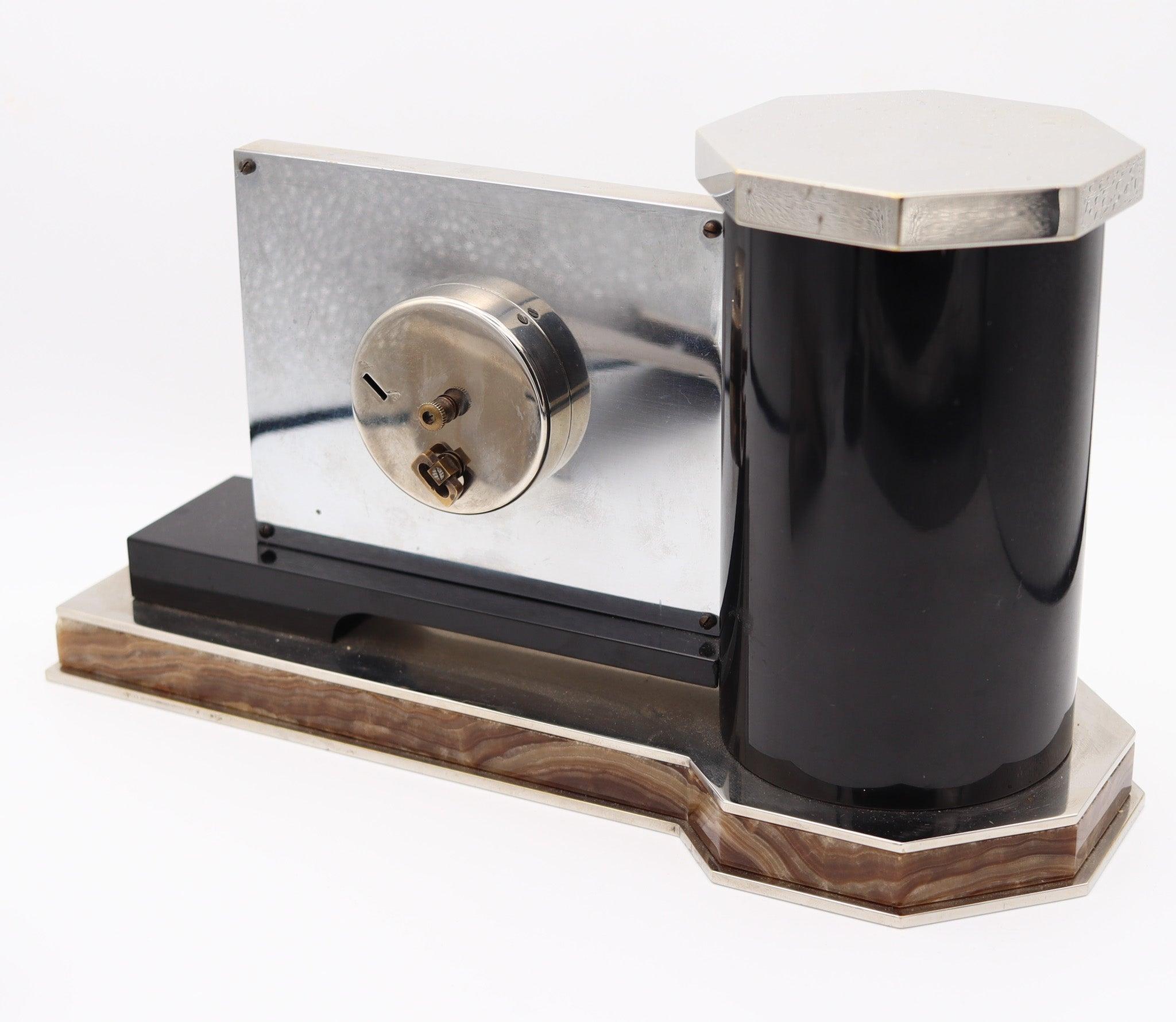 Français CHAUMET Paris 1925 Horloge de bureau Art Deco En Argent Plaqué Avec Agate & Onyx Noir en vente