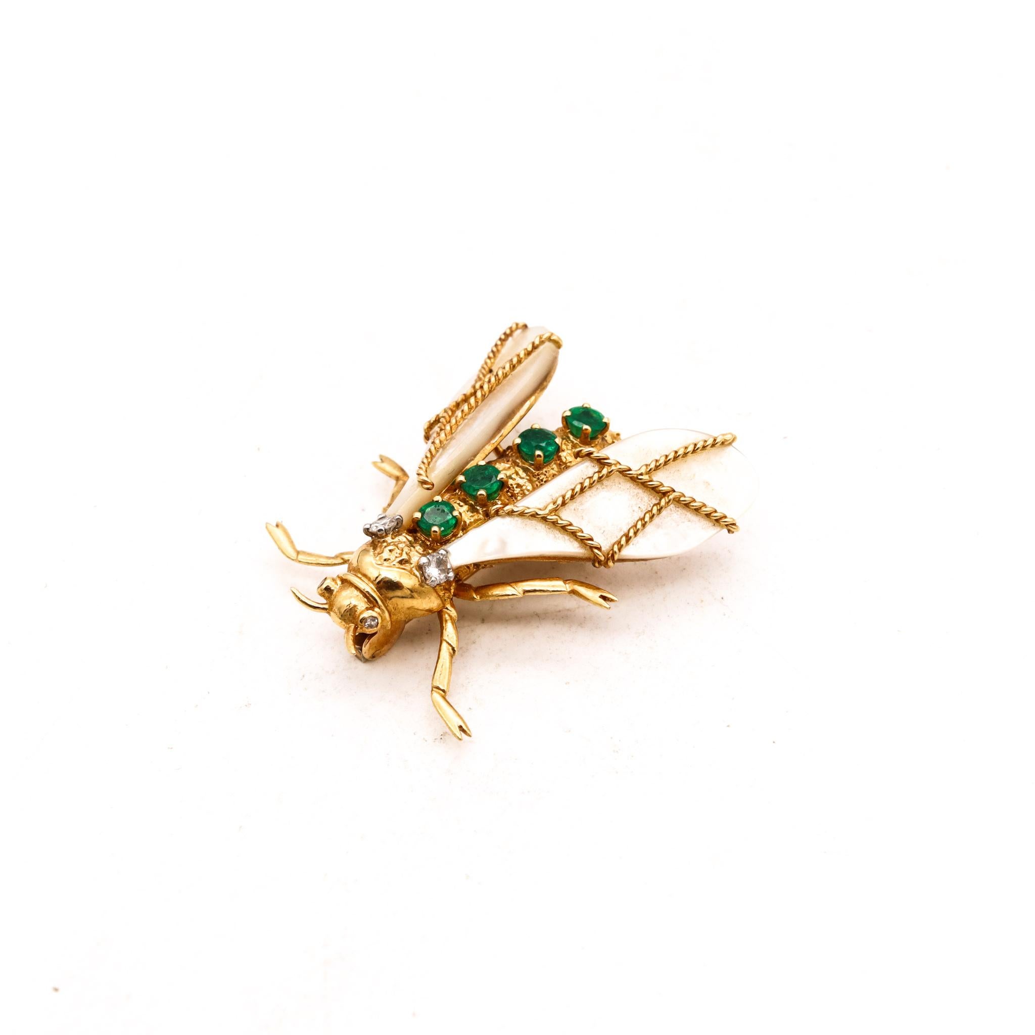 Chaumet Paris 1960 Jeweled Bee Brooch in 18Kt Yellow Gold with Diamonds Emeralds In Excellent Condition In Miami, FL