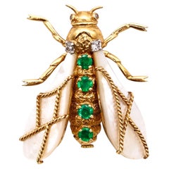 Chaumet Paris 1960 Jeweled Bee Brooch in 18Kt Yellow Gold with Diamonds Emeralds