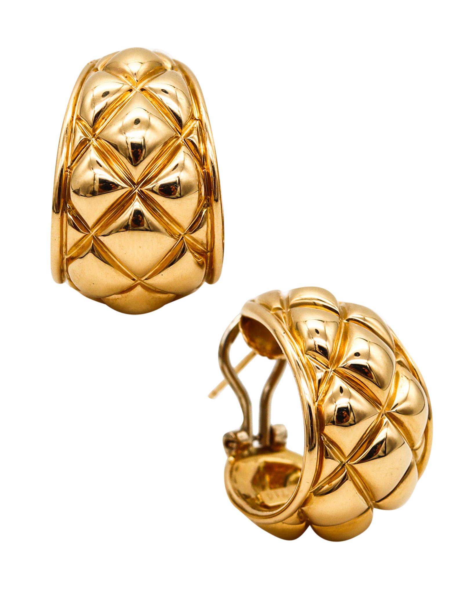 Gesteppte Ohrringe mit Reifen von Chaumet.

Ein Vintage-Ohrringpaar, das in den 1970er Jahren vom Schmuckhaus Chaumet in Paris hergestellt wurde. Diese Ohrringe wurden als linkes und rechtes Paar mit geometrischen Steppmustern aus massivem