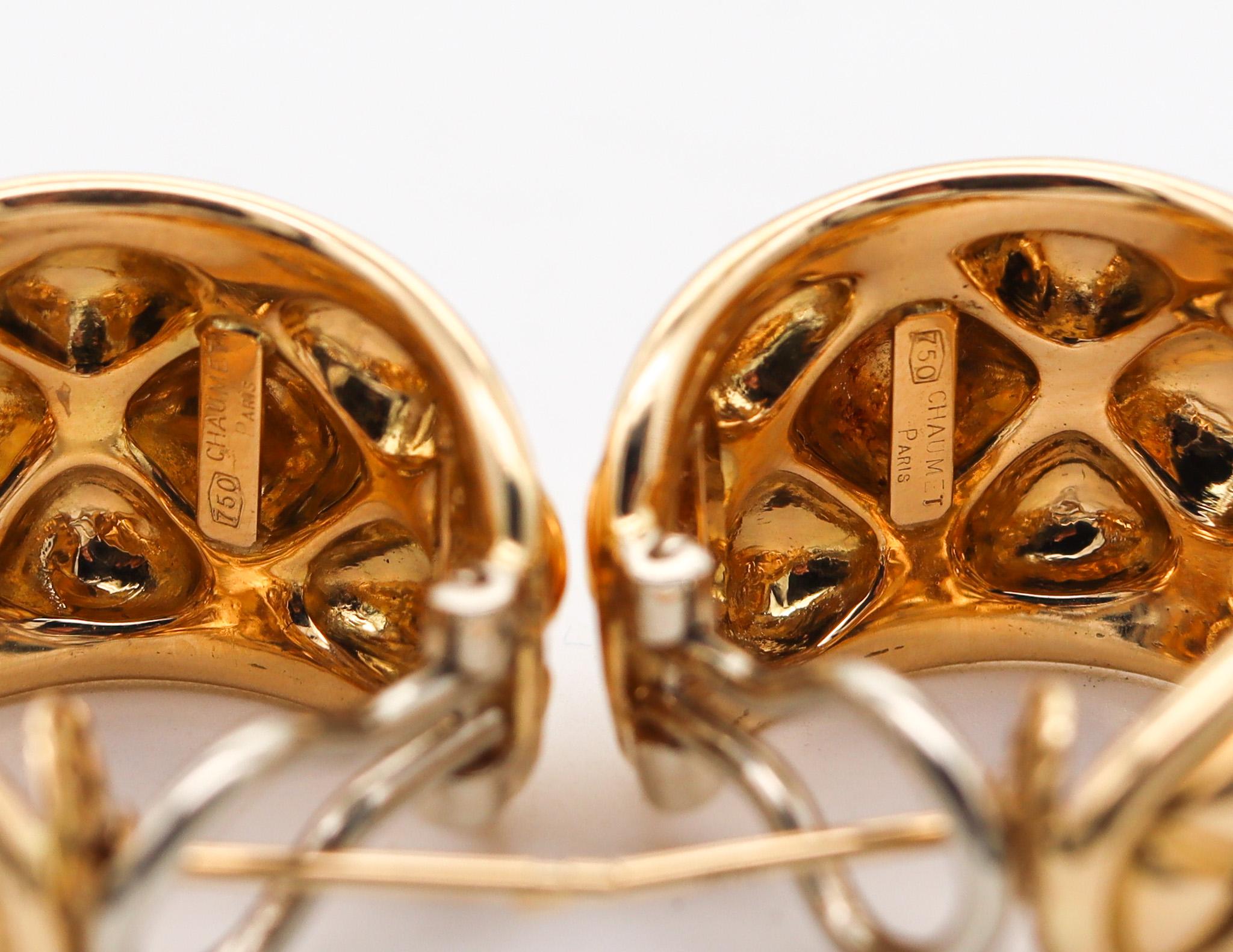 Chaumet Paris 1970 Quilted Modernist Hoops Earrings in Solid 18kt Yellow Gold In Excellent Condition For Sale In Miami, FL