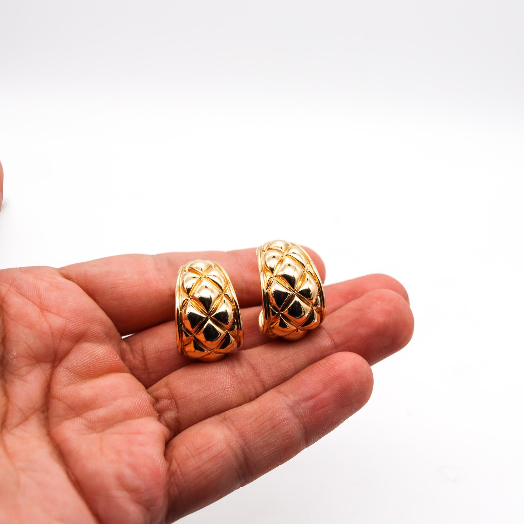 Women's Chaumet Paris 1970 Quilted Modernist Hoops Earrings in Solid 18kt Yellow Gold For Sale