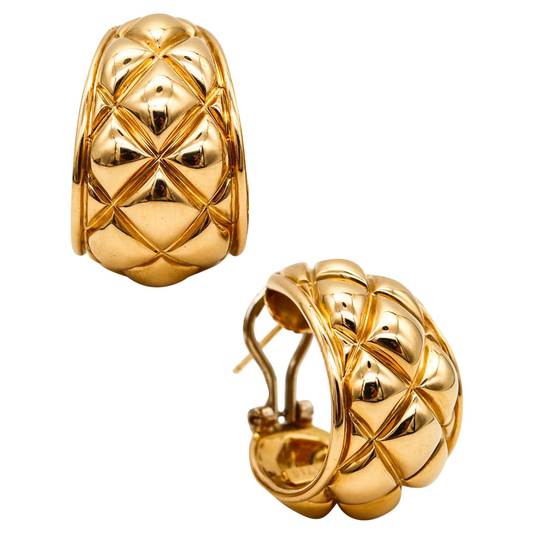 Chaumet Paris 1970 Quilted Modernist Hoops Earrings in Solid 18kt Yellow Gold For Sale