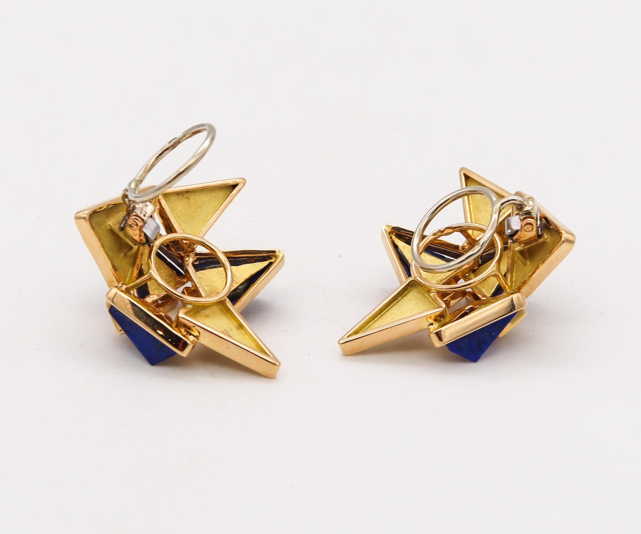 Moderniste Chaumet Paris Clips d'oreilles géométriques rares en or 18 carats avec lapis sculpté, 1970 en vente