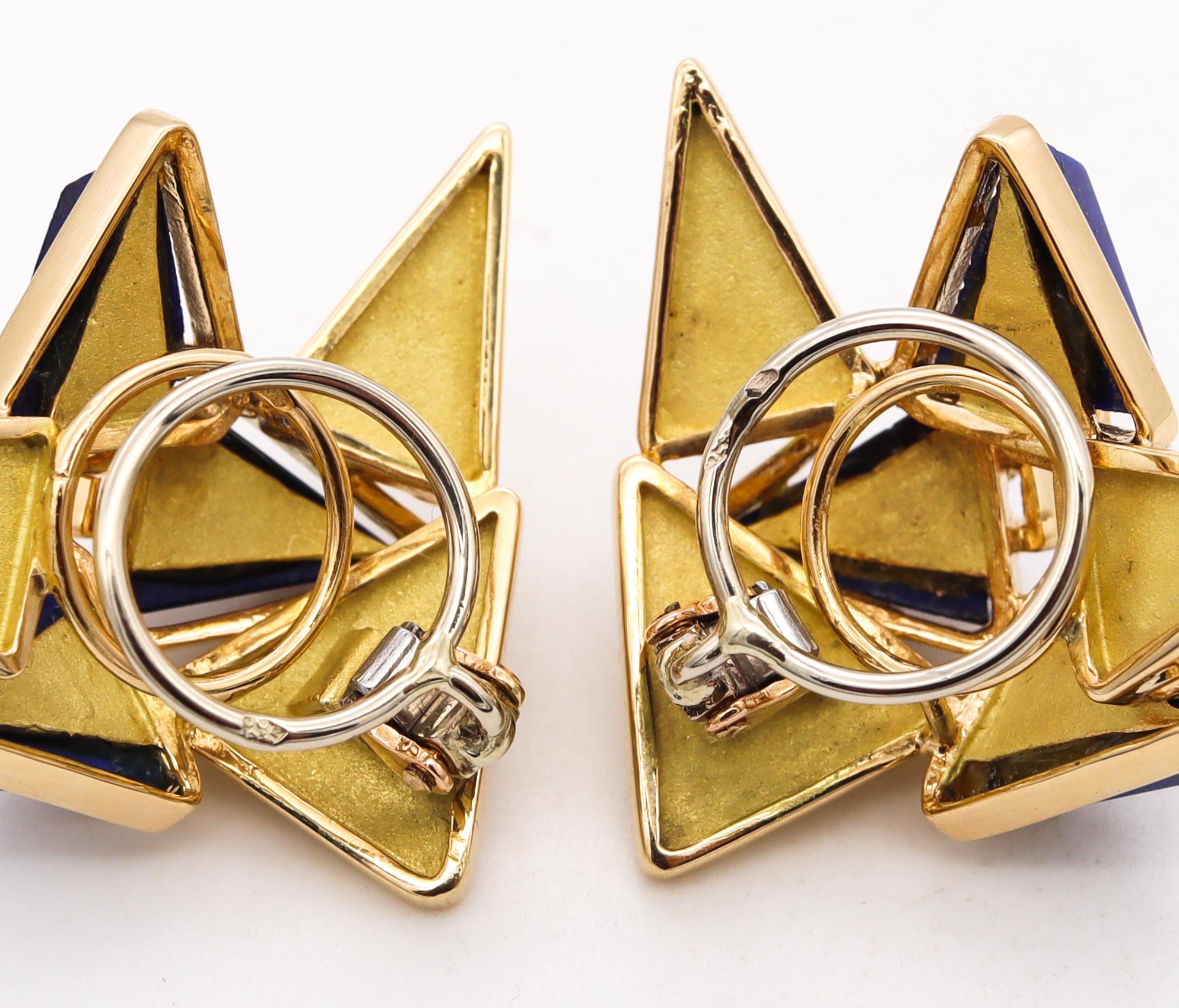 Chaumet Paris Clips d'oreilles géométriques rares en or 18 carats avec lapis sculpté, 1970 Excellent état - En vente à Miami, FL