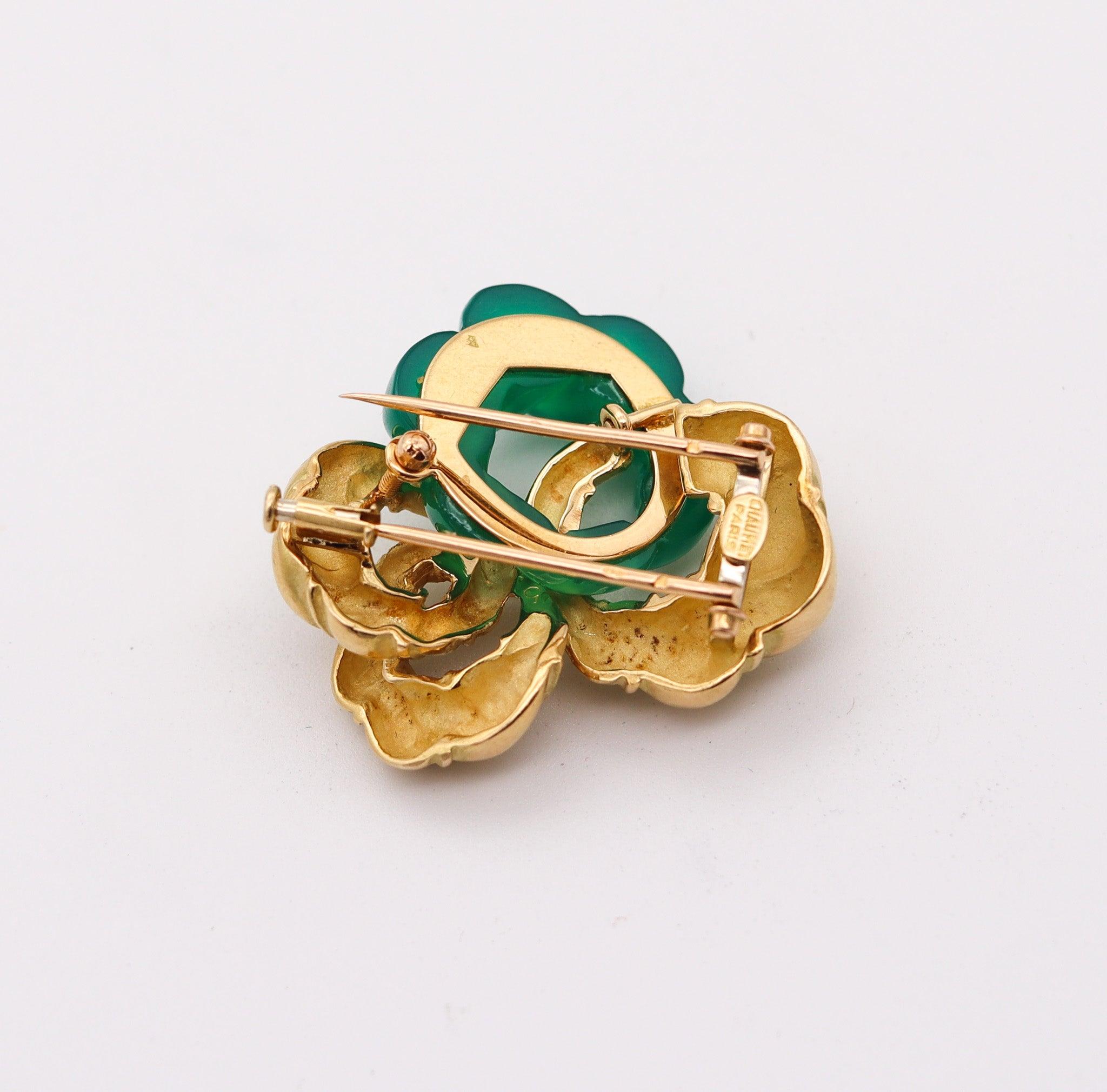 CHAUMET Paris 1970 Retro Modernist Brooch In 18Kt Gold With Carved Chrysoprase In Excellent Condition For Sale In Miami, FL