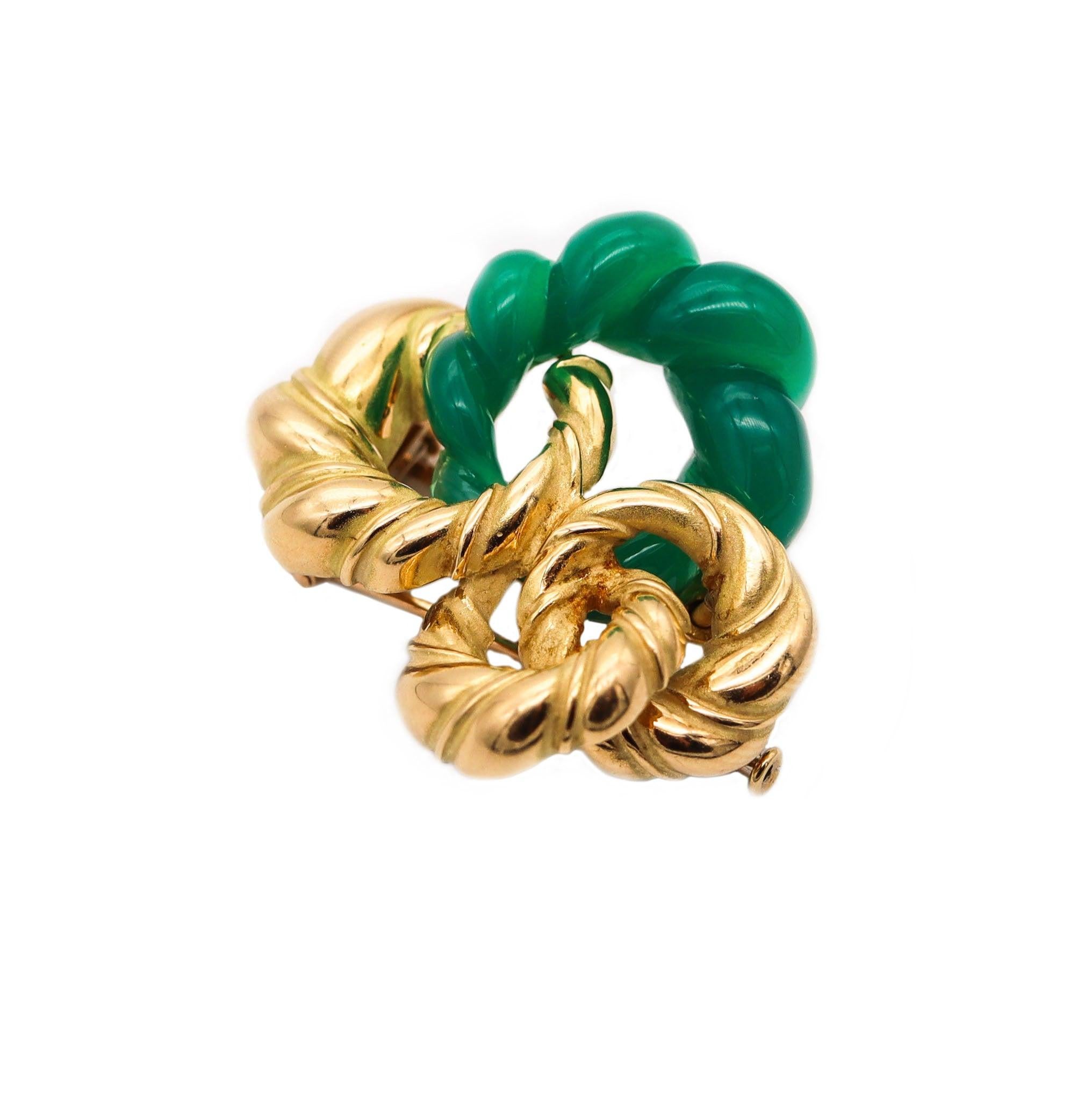 CHAUMET Paris 1970 Retro Modernist Brooch In 18Kt Gold With Carved Chrysoprase For Sale 1