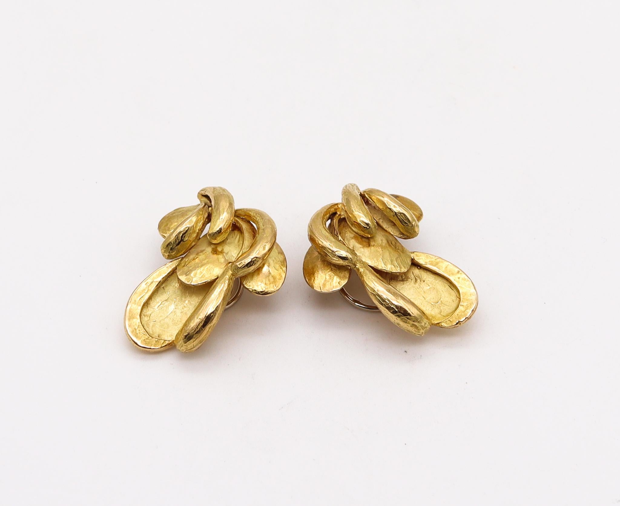 Boucles d'oreilles à clips organiques créées par Chaumet.

Une paire de boucles d'oreilles vintage, fabriquée à Paris, en France, par la maison de joaillerie Chaumet, dans les années 1970. Ces boucles d'oreilles ont été conçues comme une paire