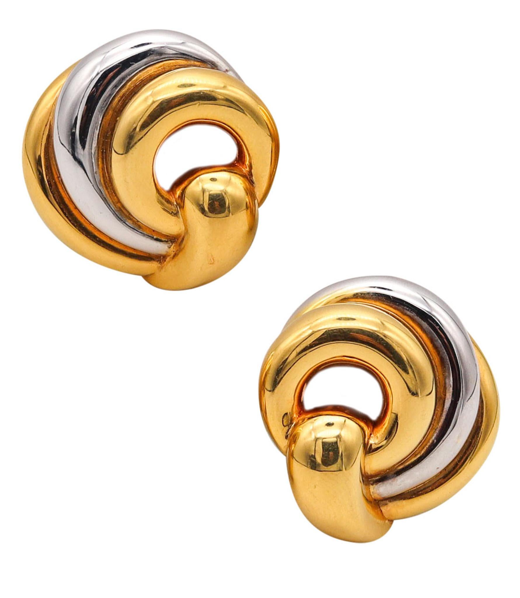 Boucles d'oreilles à clips torsadés conçues par Chaumet.

Une paire de boucles d'oreilles vintage, fabriquée à Paris en France par la maison de joaillerie Chaumet, à la fin des années 1970. Ces boucles d'oreilles ont été conçues comme des paires