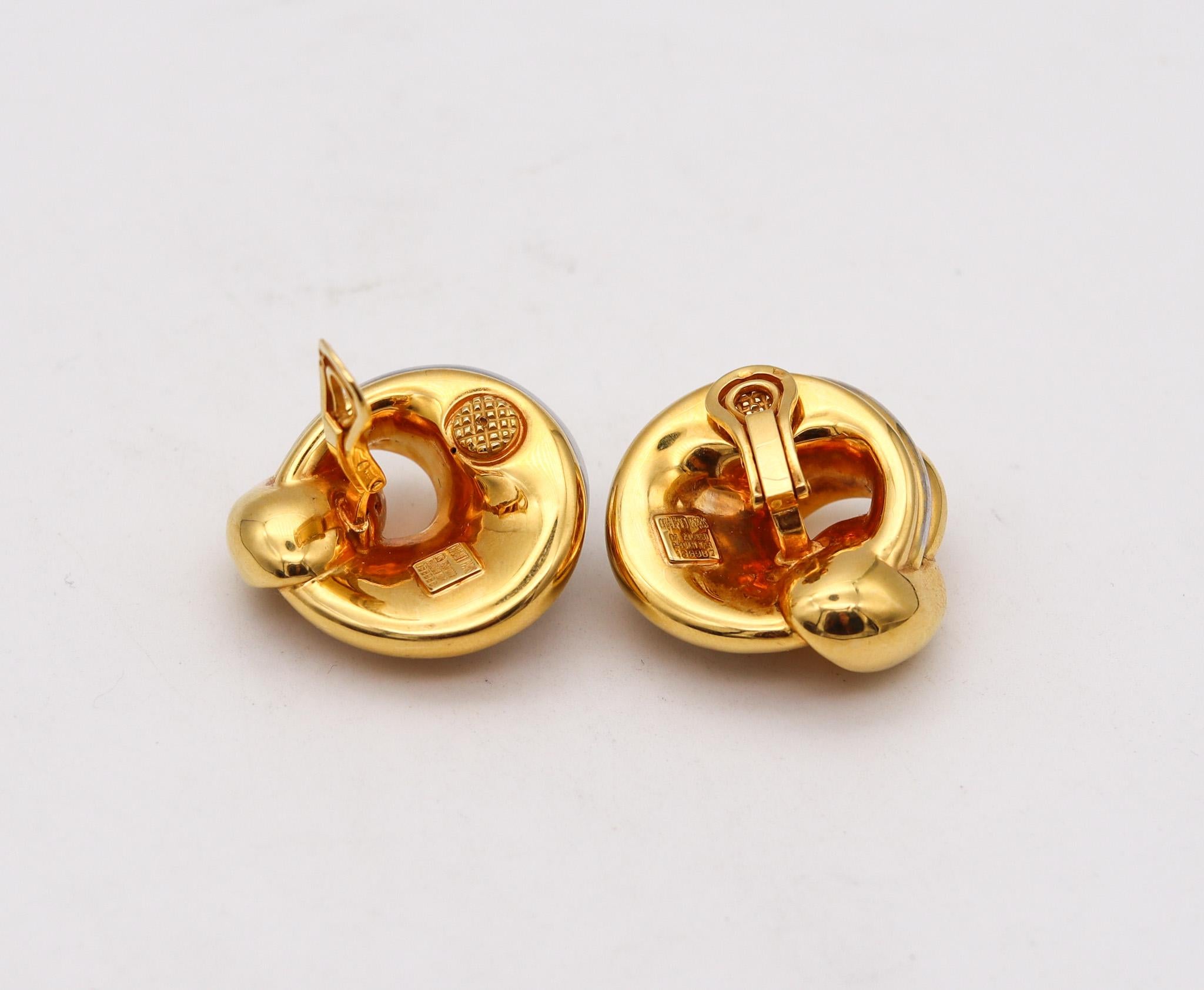 Chaumet Paris Boucles d'oreilles modernistes torsadées en or jaune et blanc 18 carats, 1970 Excellent état - En vente à Miami, FL