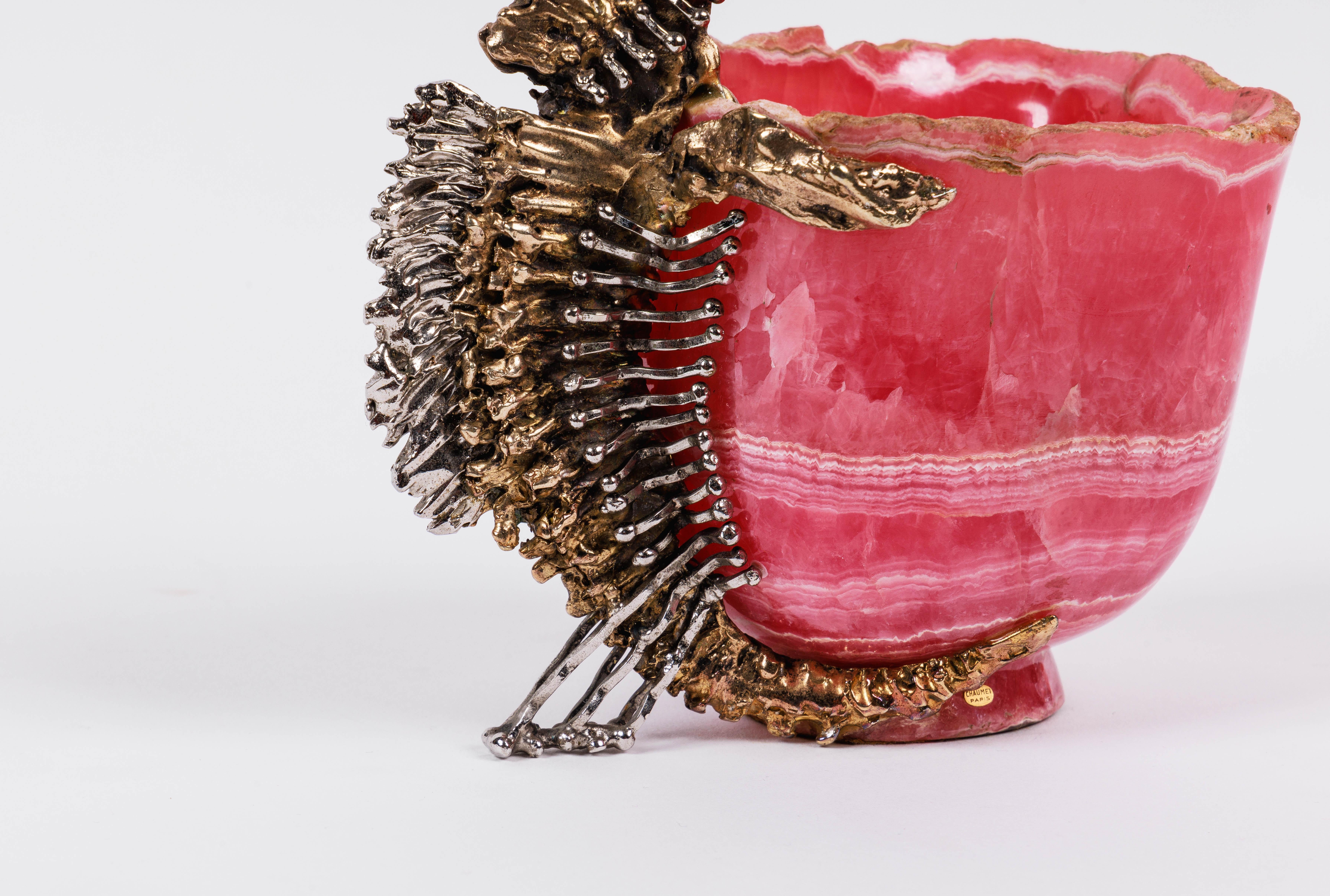 20ième siècle Chaumet Paris, une tasse française en rhodochrosite montée sur un cheval de mer en argent doré en vente