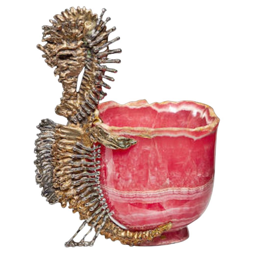 Chaumet Paris, une tasse en rhodochrosite montée en forme de cheval de mer en argent doré