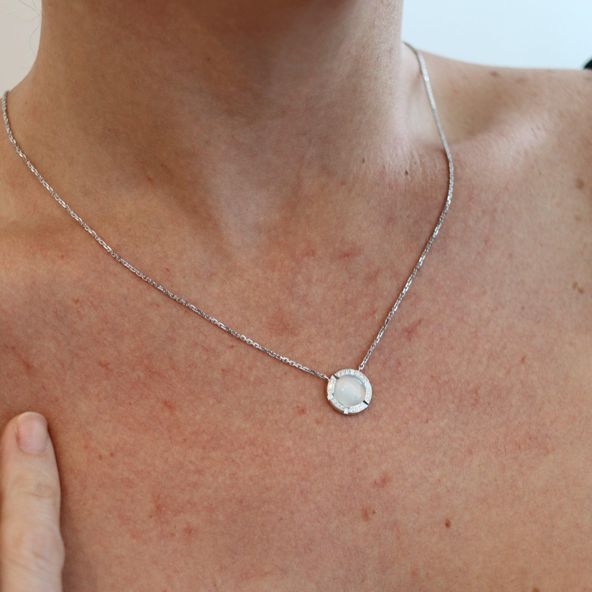 Collier Class-One conçu par Chaumet Paris.

Belle et jeune chaîne pendentif Class-One, créée à Paris en France par l'emblématique maison de joaillerie Chaumet. Le collier moderniste a été réalisé en or blanc massif de 18 carats avec une finition
