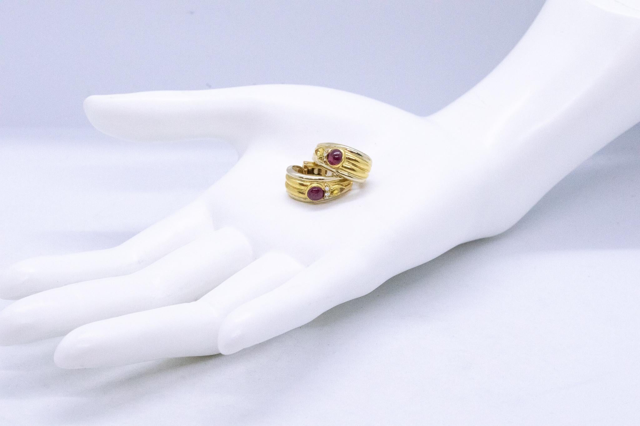 Moderniste Chaumet Paris Clips d'oreilles en or 18 carats avec rubis, saphirs et diamants de 2,34 carats