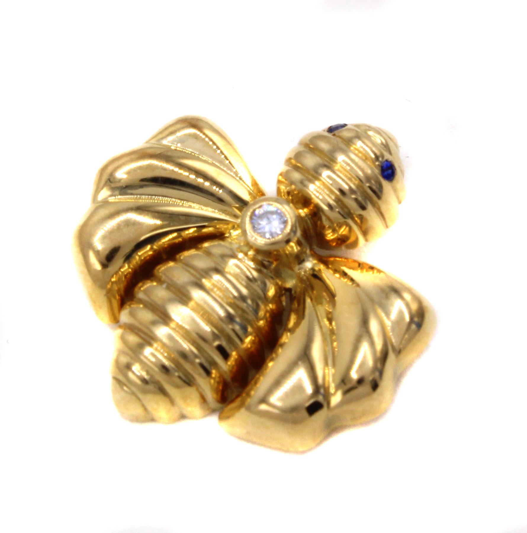 Magnifiquement conçus et fabriqués à la main par le célèbre joaillier français Chaumet, ces pendentifs en or 18 carats représentant un bourdon sont charmants et très agréables à porter. Un diamant blanc brillant est serti entre la tête et le corps
