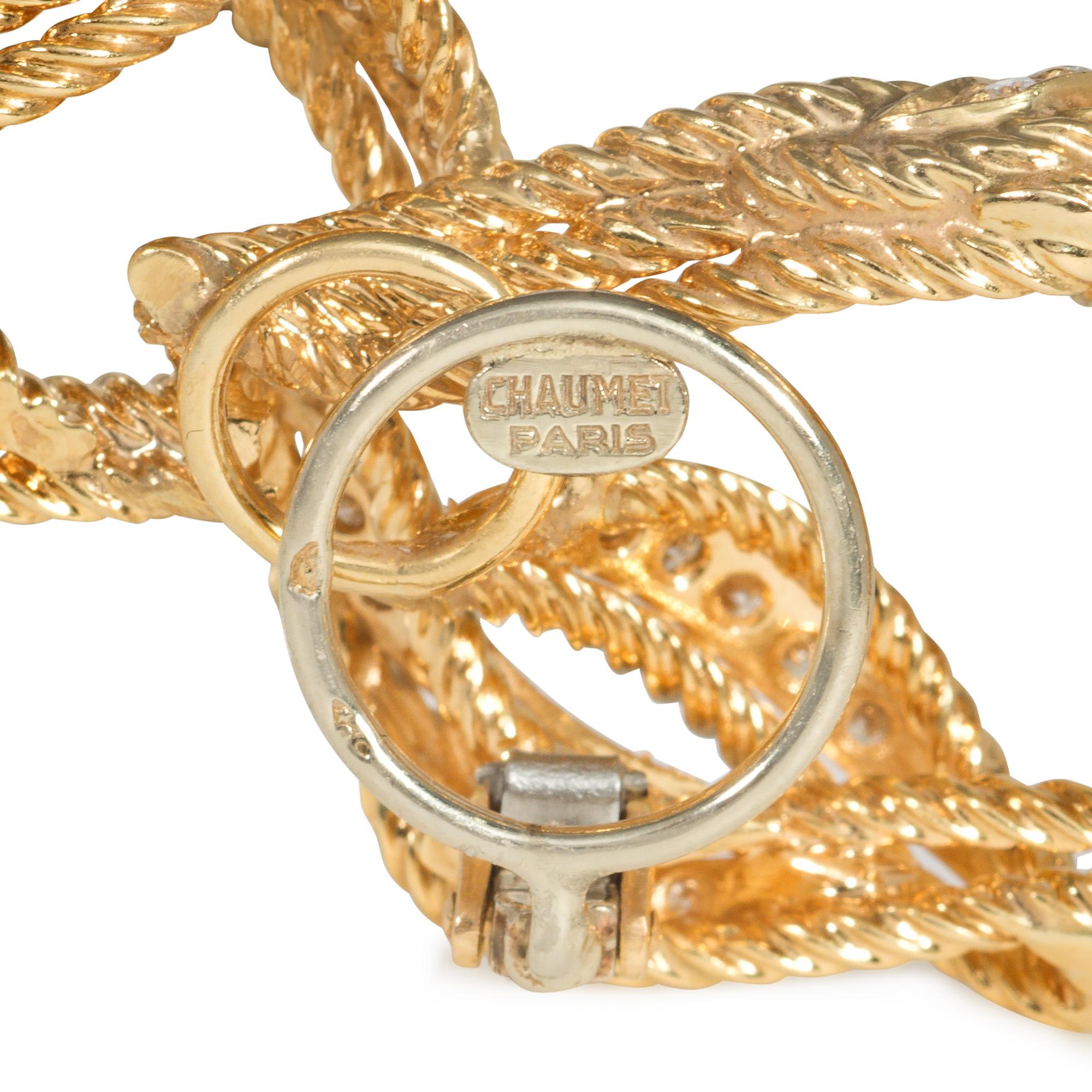 Taille ronde Chaumet, clips d'oreilles en forme de flamme stylisés en or et diamants, Paris en vente