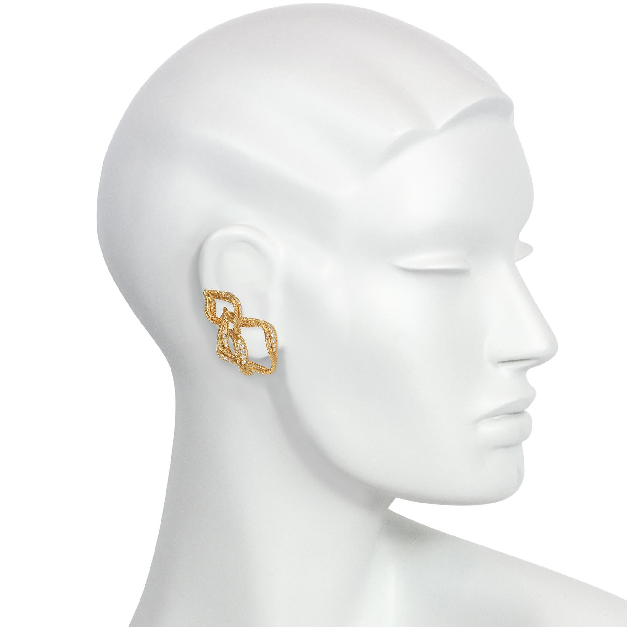 Chaumet, clips d'oreilles en forme de flamme stylisés en or et diamants, Paris Bon état - En vente à New York, NY