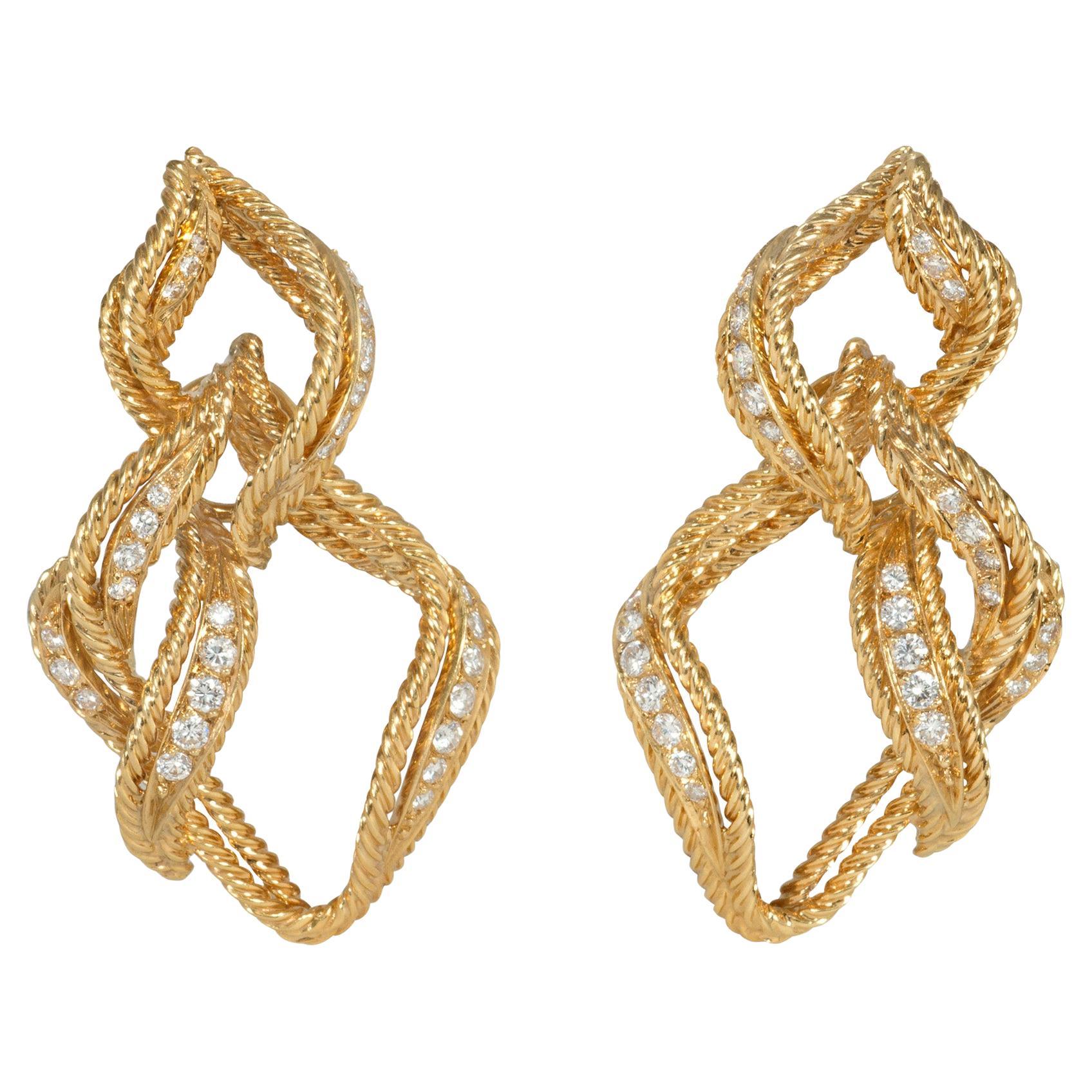 Chaumet, clips d'oreilles en forme de flamme stylisés en or et diamants, Paris en vente