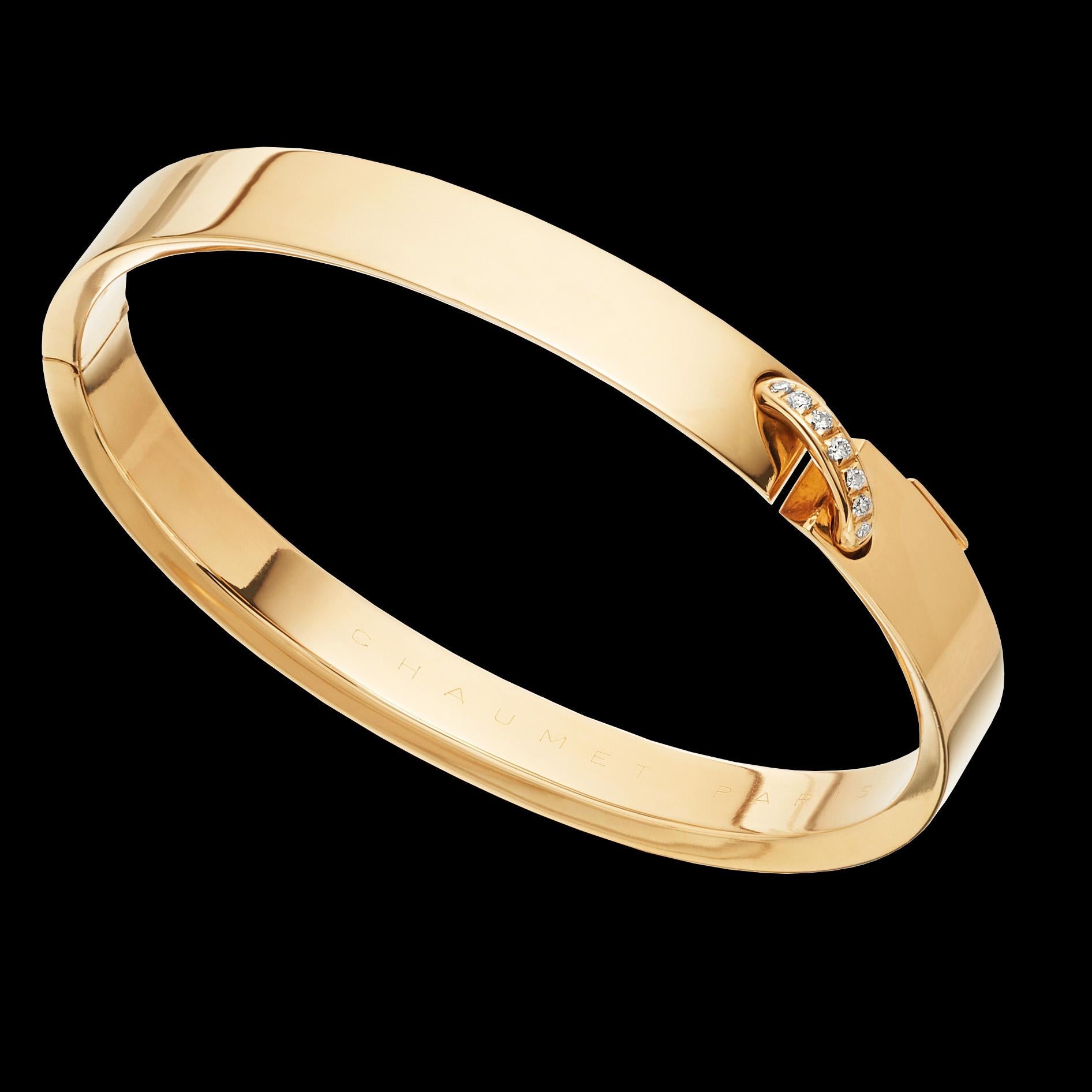 LIENS OR THE MARKS OF ATTACHMENT
A Chaumet Paris, French, Liens Evidence Diamond Bangle Bracelet in 18 ct yellow gold.
Symbolically, the link represents the thread that attaches two beings and draws their destiny closer together. It surprises us in