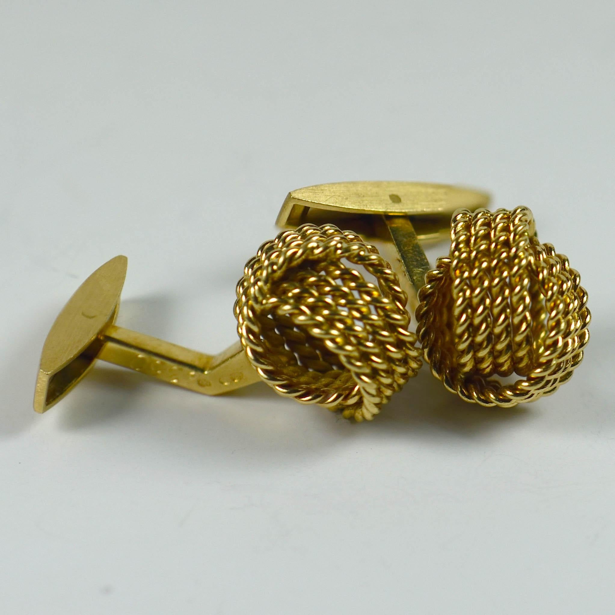 A smart pair of 18 karat gold twisted rope knot cufflinks by Chaumet Paris.
Signed CHAUMET, numbered and stamped with French marks.
1.25