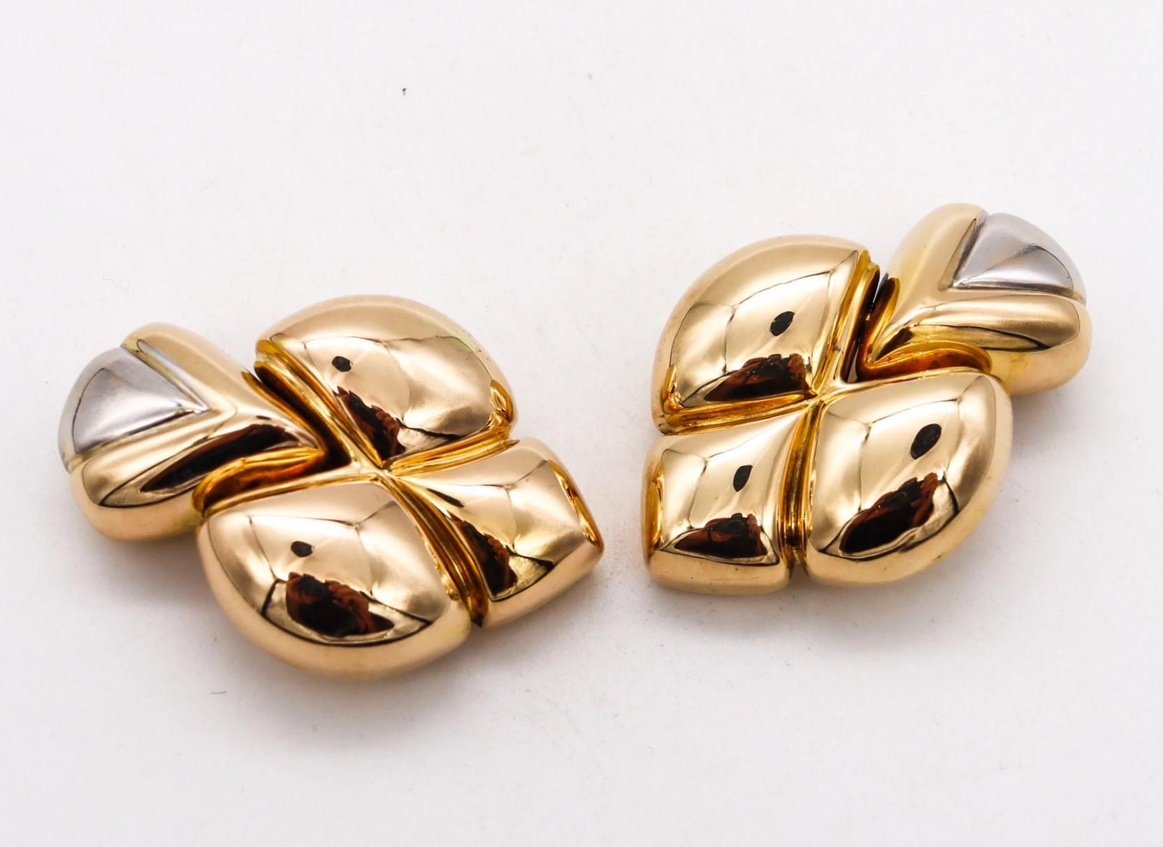 Gepolsterte Ohrringe mit Clipverschluss, entworfen von Chaumet.

Modernes, elegantes Paar, kreiert in Paris von dem berühmten französischen Schmuckhaus Chaumet. Diese langen, gepolsterten Fleur d'Lys-Ohrringe sind aus 18-karätigem Gelb- und Weißgold