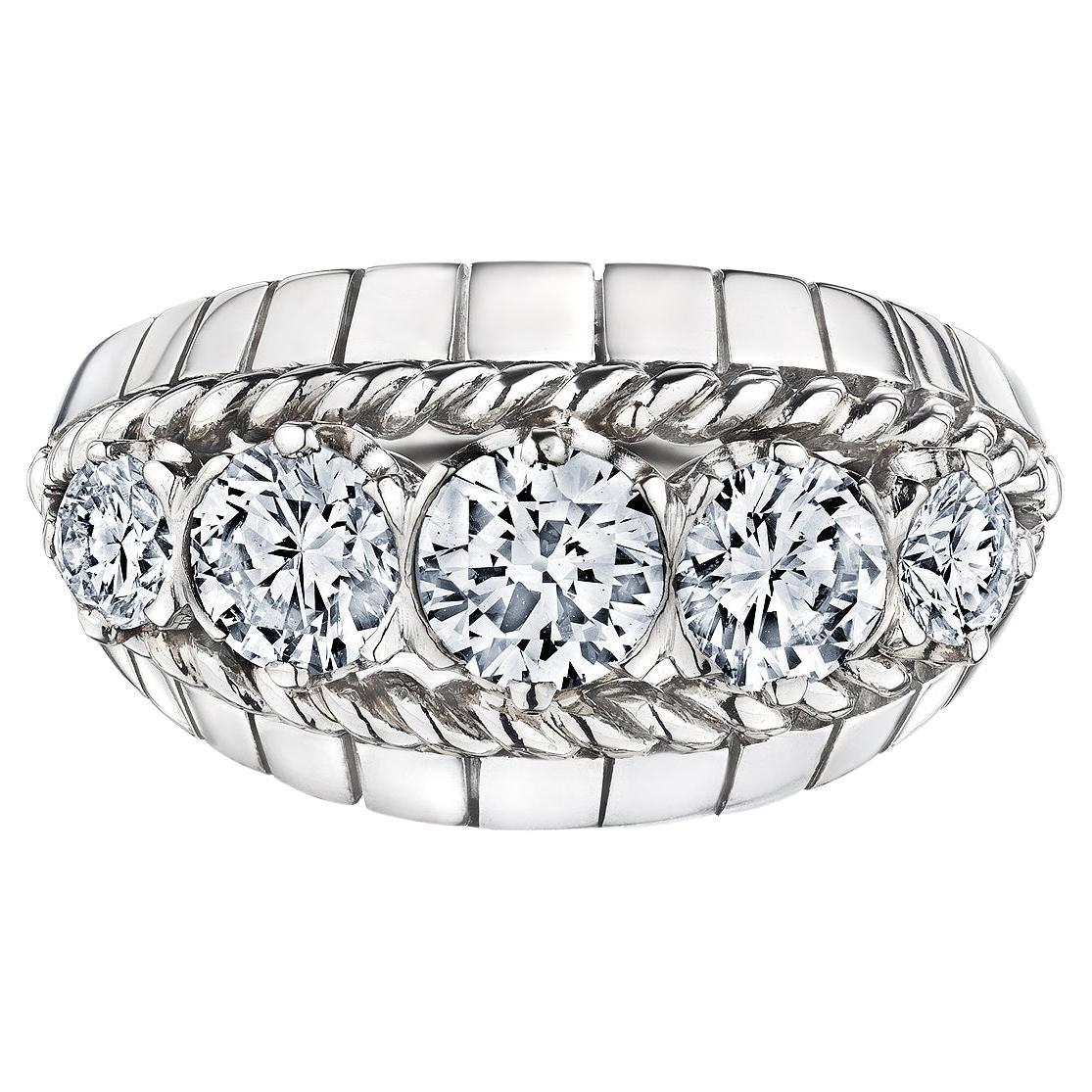 Alles aufgereiht.  Fünf leuchtende Diamanten im Rundschliff, die in einer Reihe angeordnet sind, machen diesen handgefertigten Ring von Chaumet Paris aus der Mitte des Jahrhunderts zu einem harmonisch abgestimmten Schmuckstück.  Ca. 1940.  Signiert