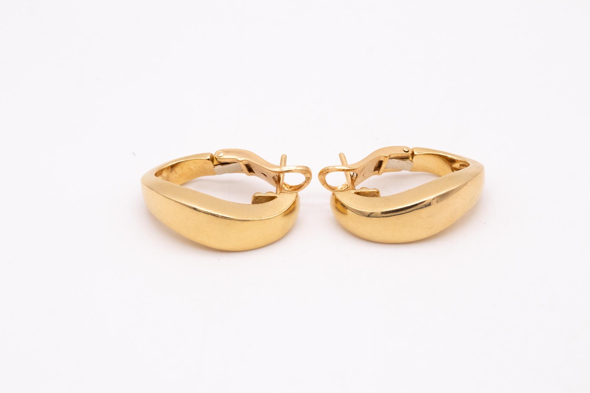 Pair of free form hoops designed by Chaumet.

A vintage pair crafted in Paris, France in solid 18 karats of polished yellow gold. suited with posts (removable) and omega backs for fastening clips.

Have a total weight of 16.7 grams and a measures of