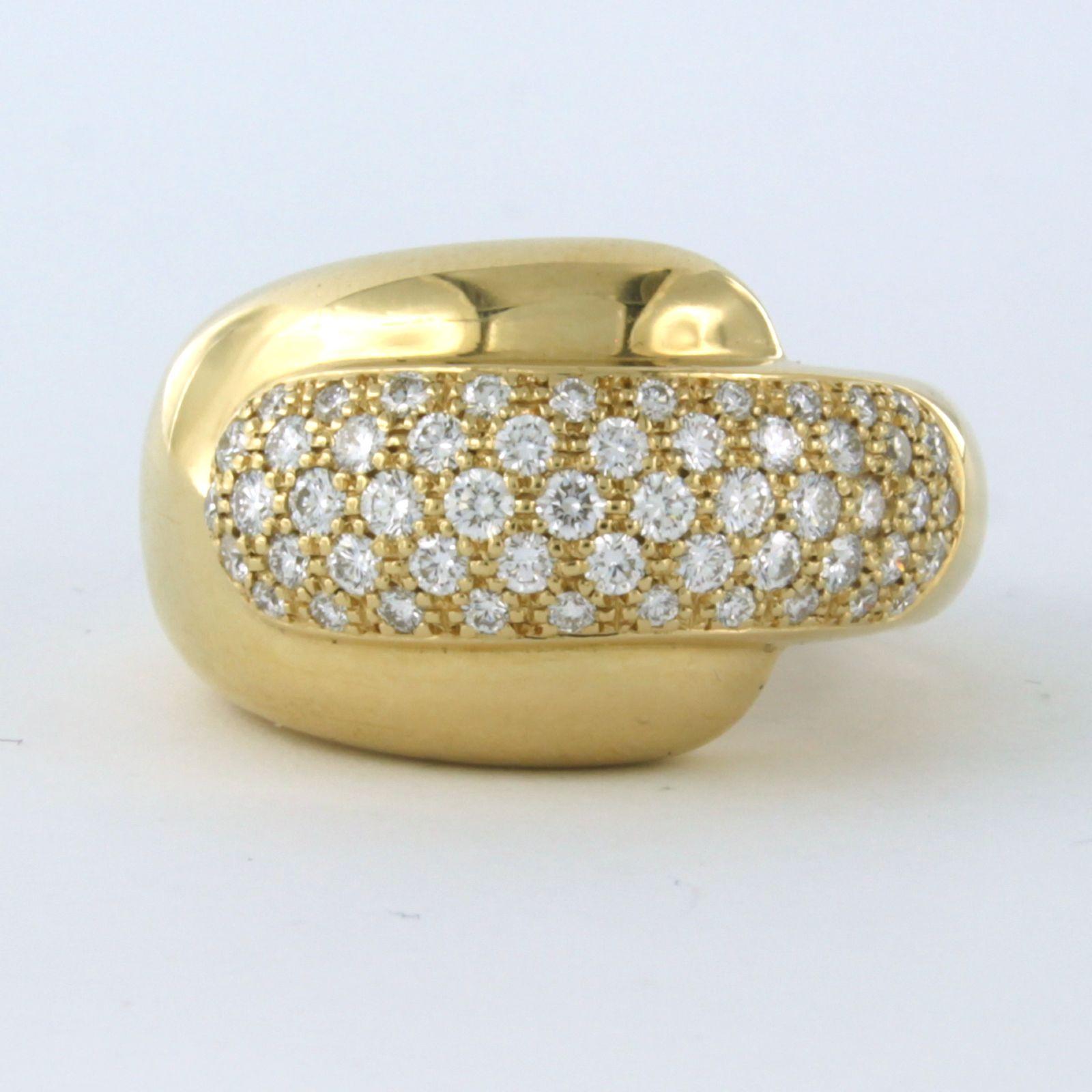Bague Chaumet Paris en or jaune 18k sertie de diamants taille brillant jusqu'à . 1.70ct - F - VS - taille de bague U.S. 7 - EU 17.25(54)

description détaillée :

le haut de l'anneau a une largeur de 1.5 cm

poids 16.3 grammes

Taille de l'anneau :