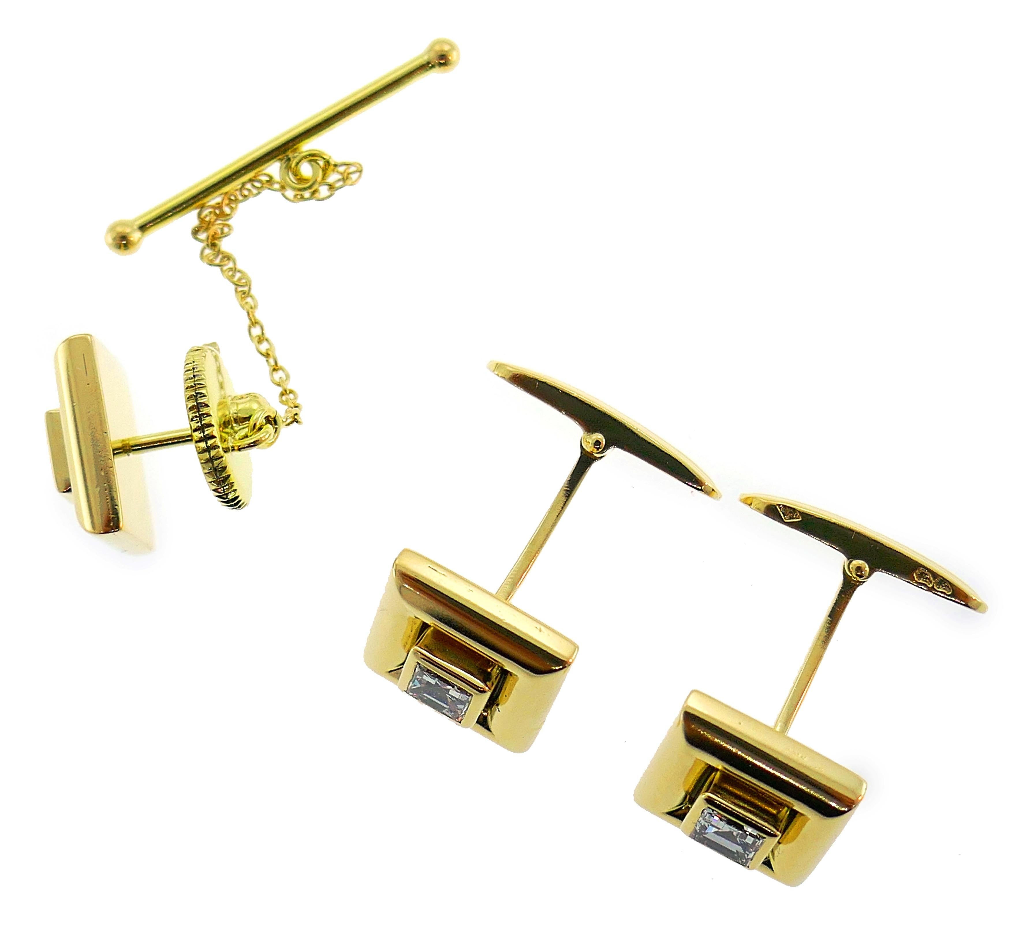 Chaumet Paris Yellow Gold Cufflinks and Stud Set with Diamond In Good Condition For Sale In Beverly Hills, CA
