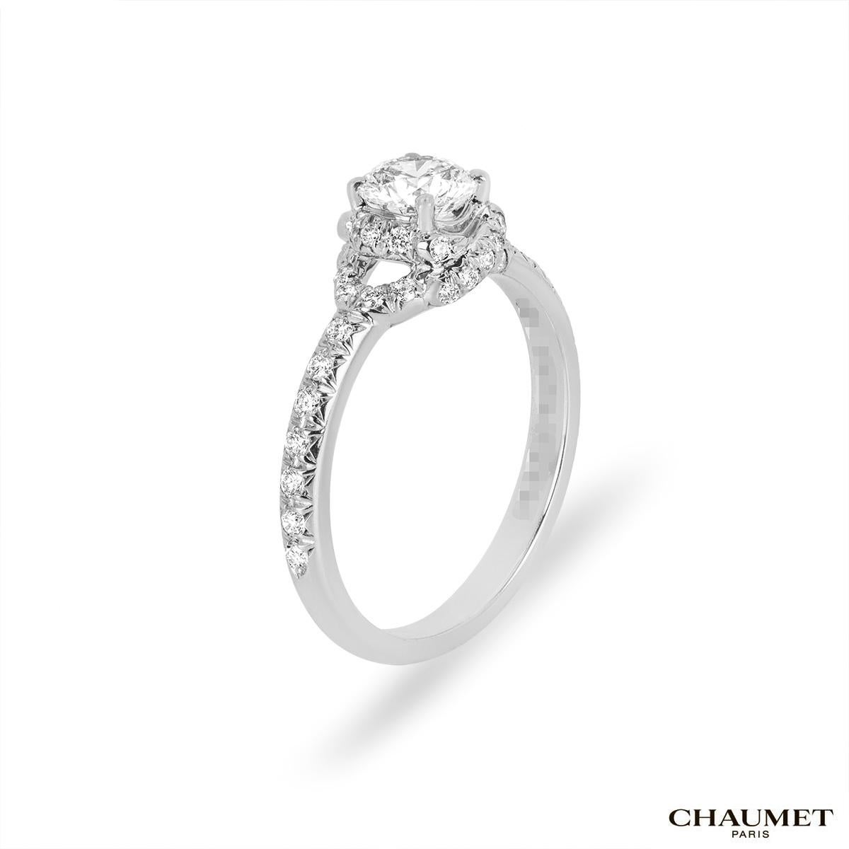 Ein wunderschöner Chaumet-Ring aus Platin aus der Collection Liens D'Amour. Der Ring ist in der Mitte mit einem runden Diamanten im Brillantschliff mit einem Gewicht von 0,51ct, Farbe G und Reinheit VVS2 besetzt. Der Diamant erhält in allen drei