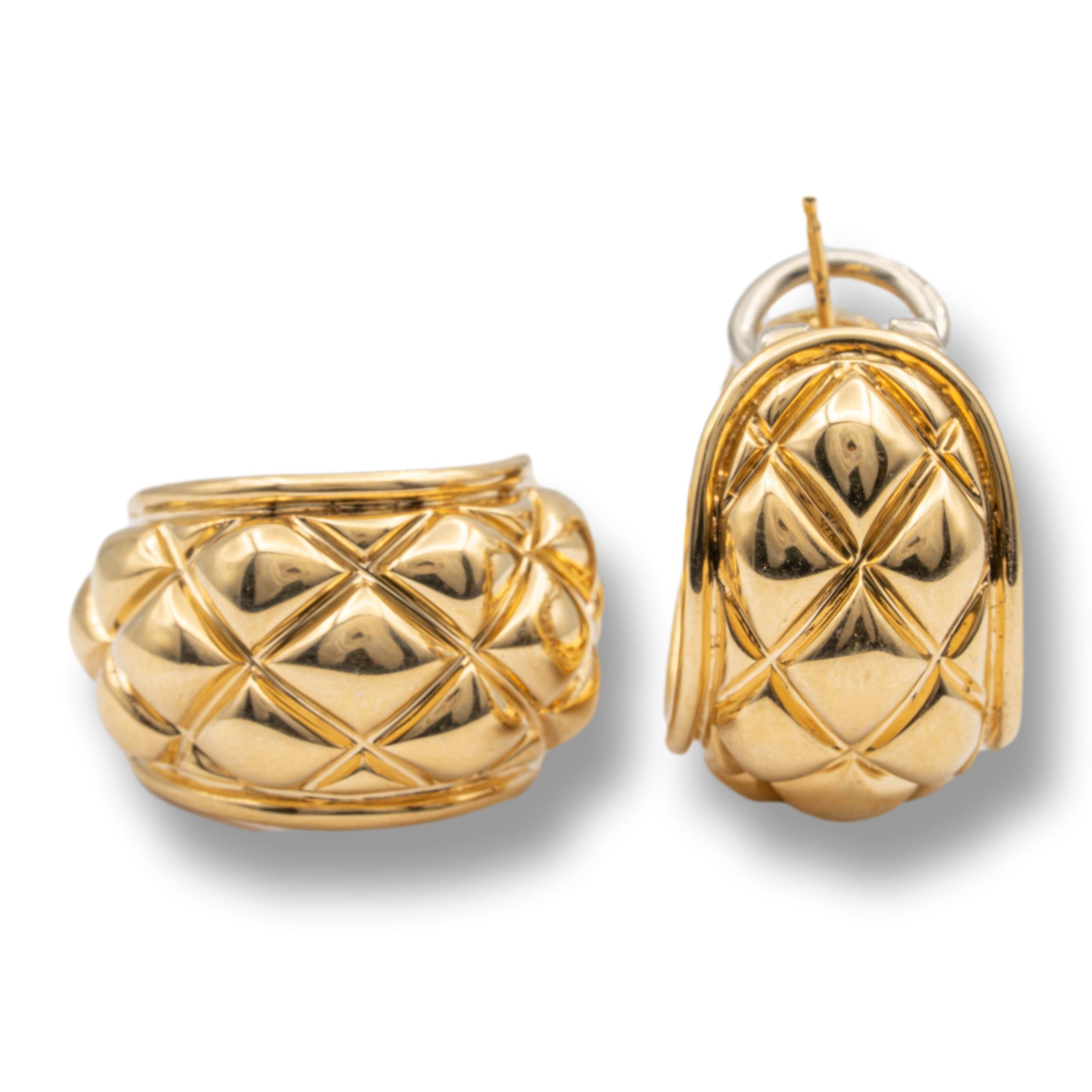 A classic pair of Chaumet earrings finely crafted in 18 Karat high polished yellow gold.
Half-Hoop , chunky design . Omega clip backs

Brand: Chaumet
Hallmarks: Chaumet, Paris No. 103371
Measurements: 0.5 X 1