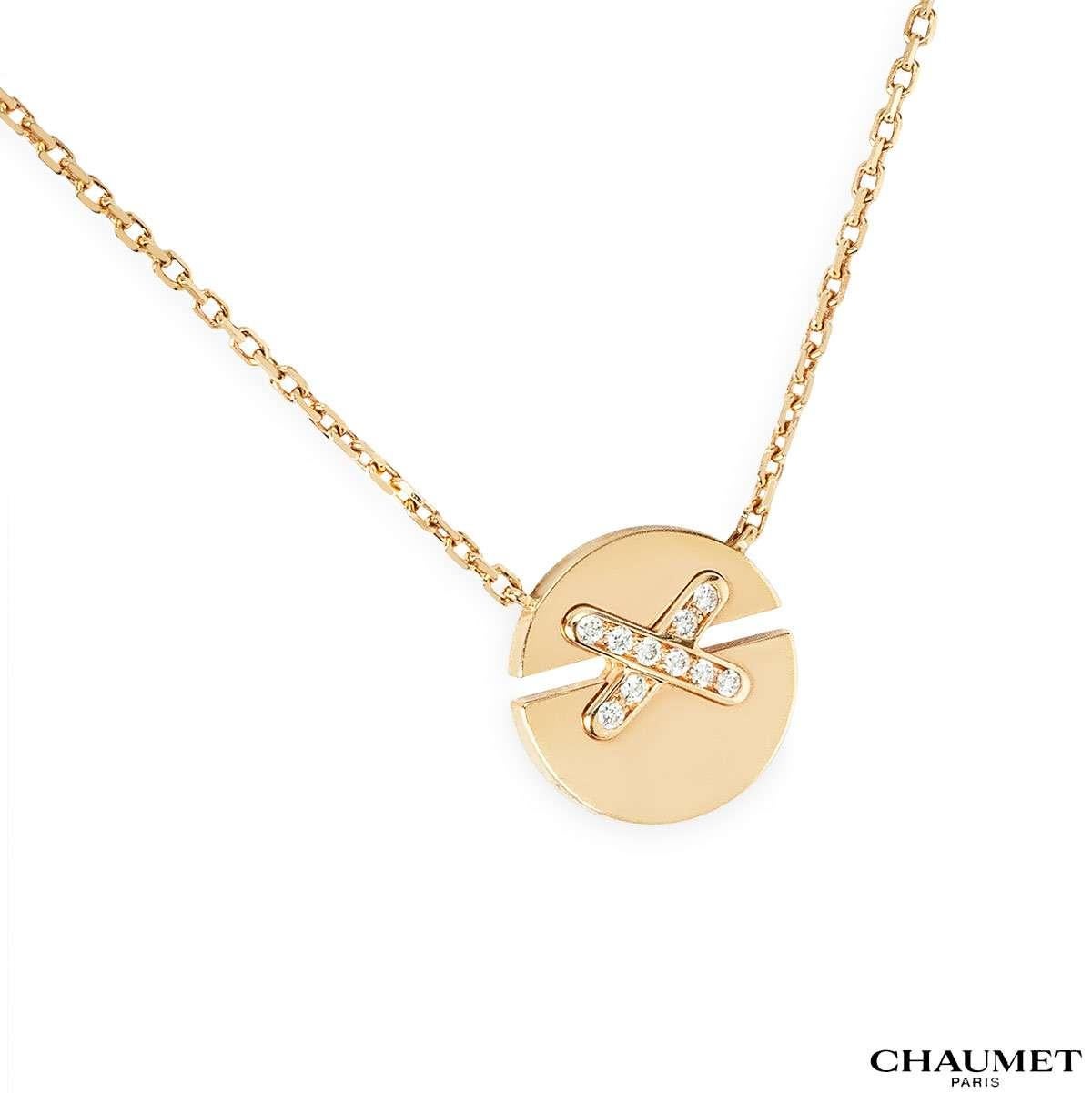 Uno splendido pedante in oro rosa e diamanti di Chaumet della collezione Jeux De Liens. Il pendente è un cerchio che rappresenta l'eternità, completato dall'iconico motivo Chaumet con circa 10 diamanti rotondi taglio brillante, con un peso